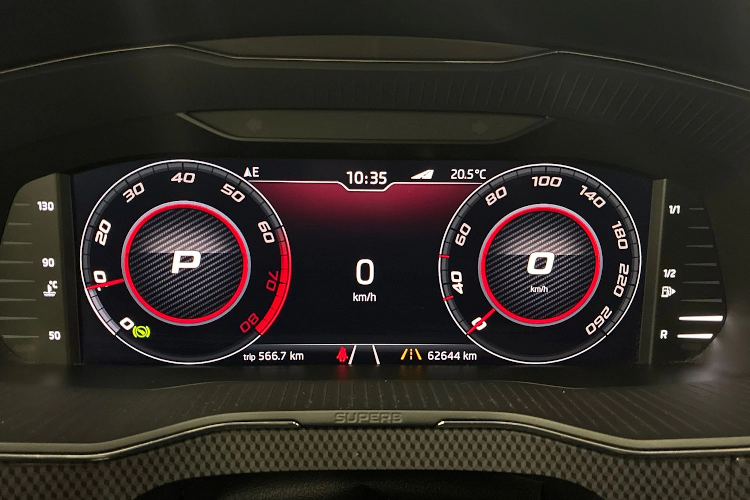 musta Skoda Superb 2019 kuva 13.