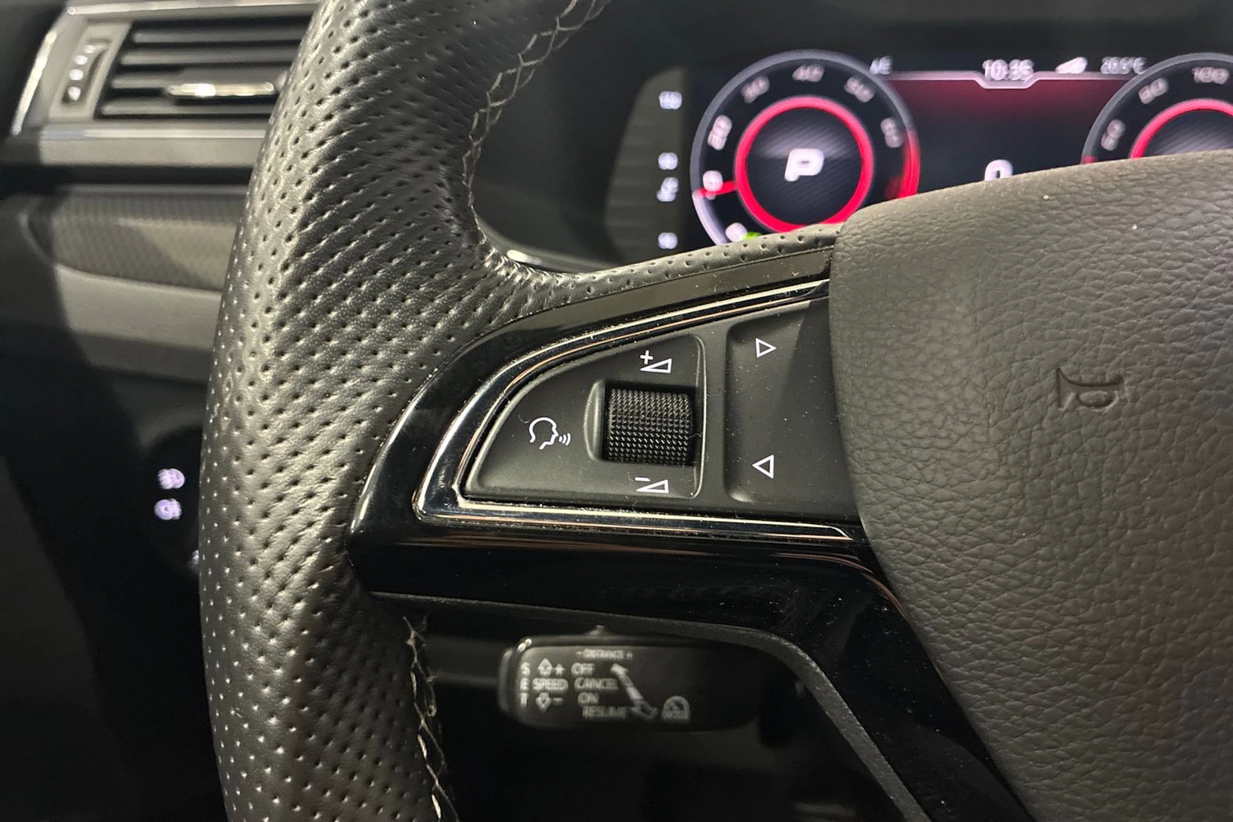 musta Skoda Superb 2019 kuva 14.