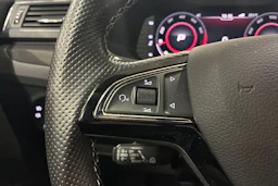 musta Skoda Superb 2019 kuva 14.