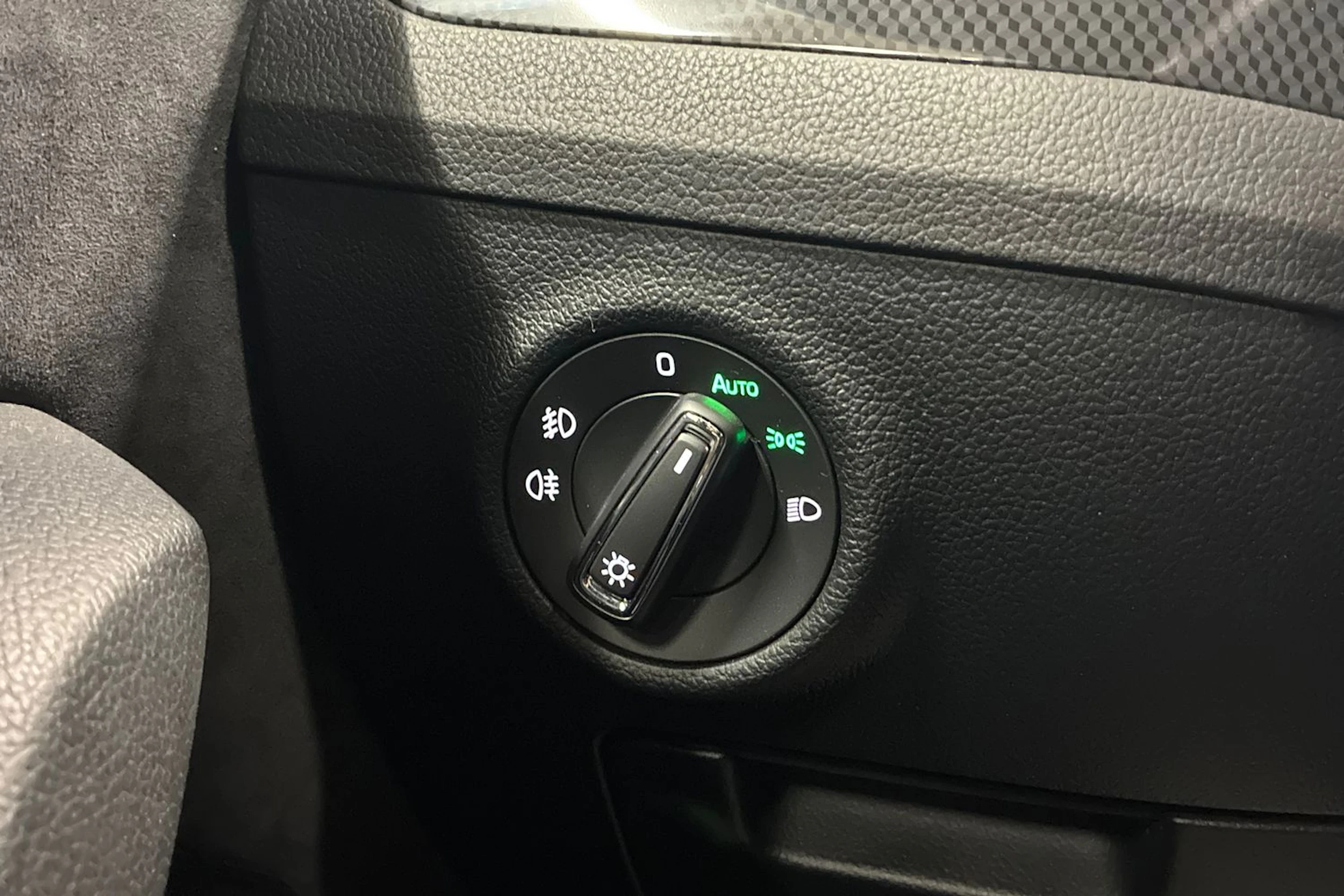 musta Skoda Superb 2019 kuva 18.
