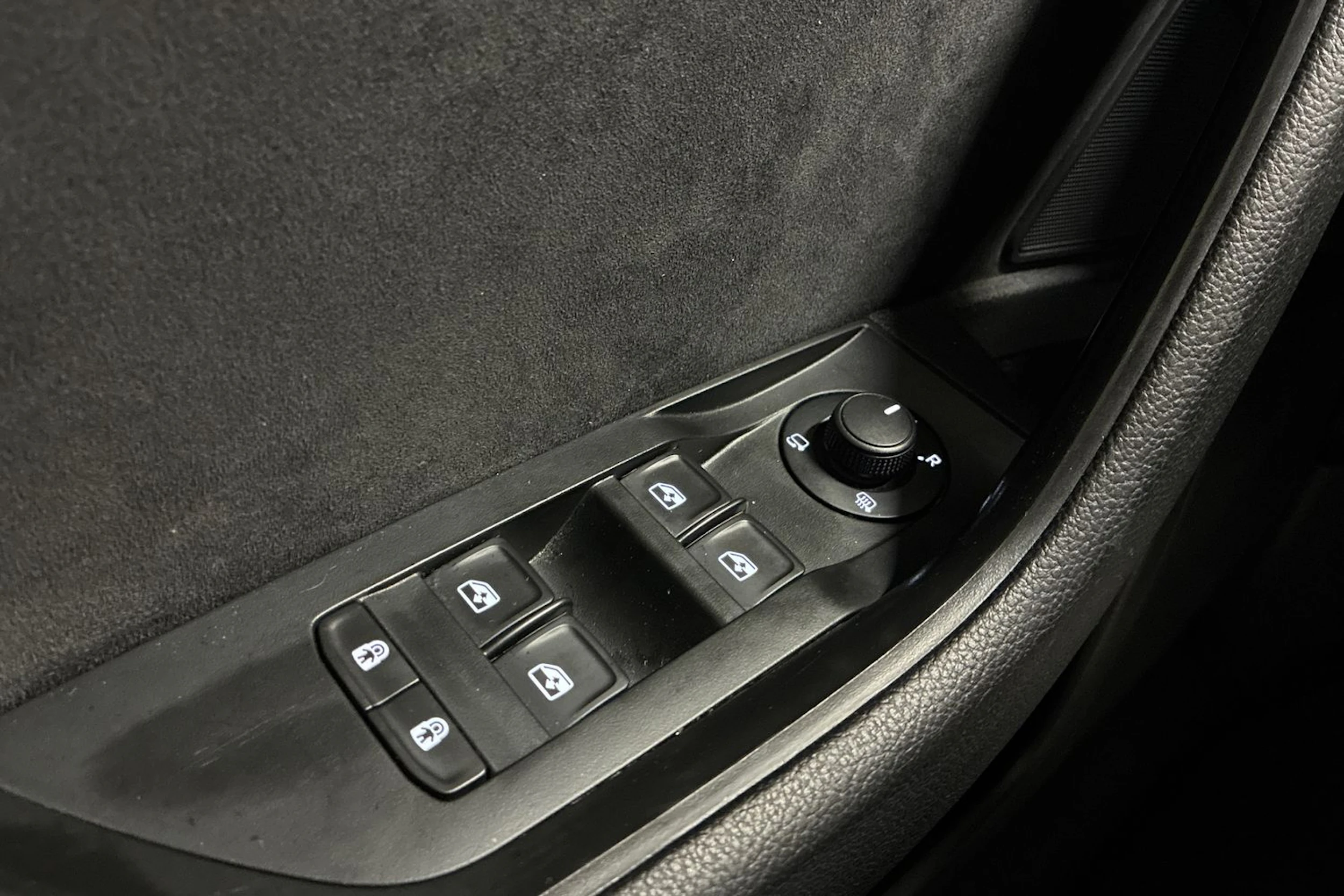 musta Skoda Superb 2019 kuva 19.