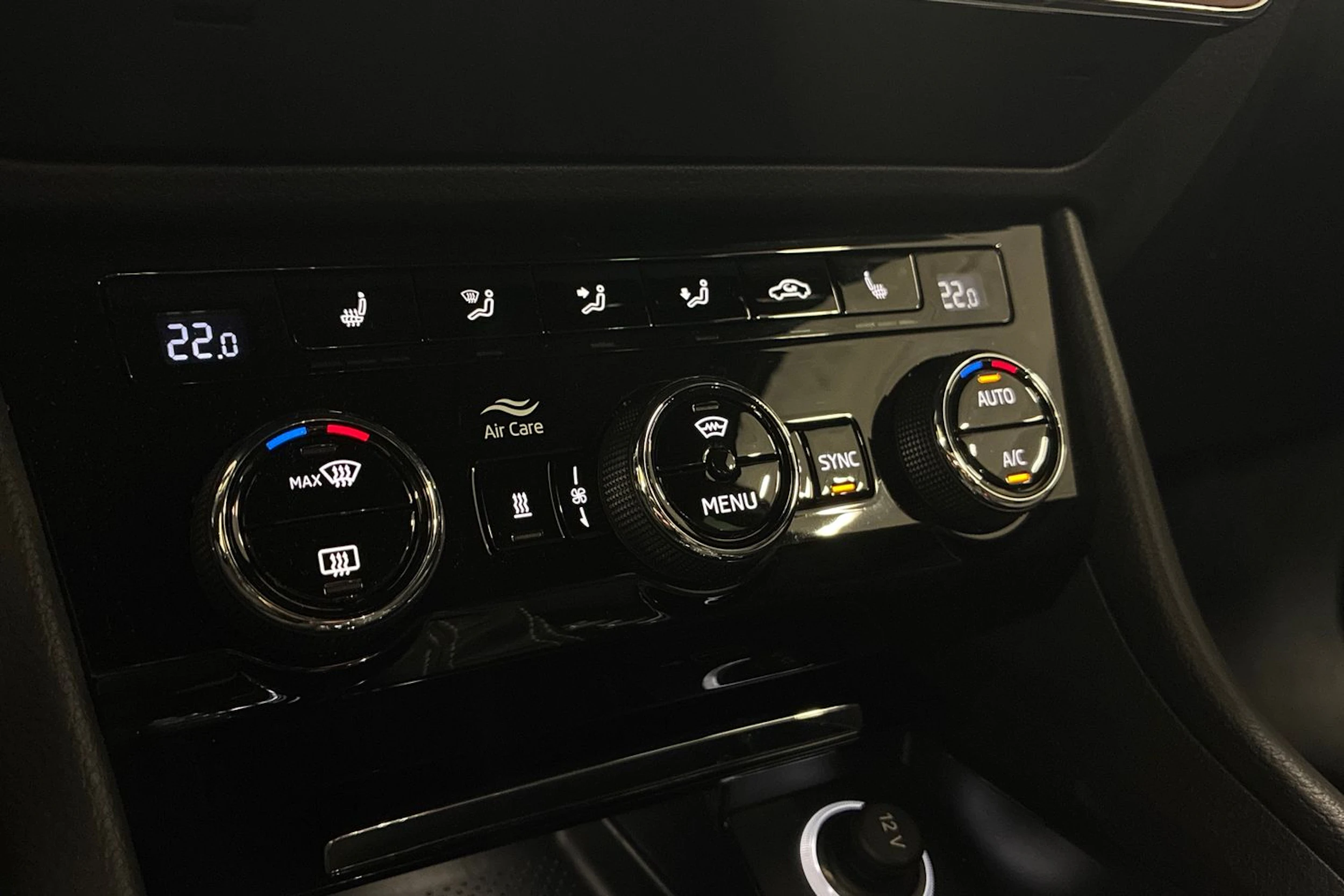 musta Skoda Superb 2019 kuva 21.