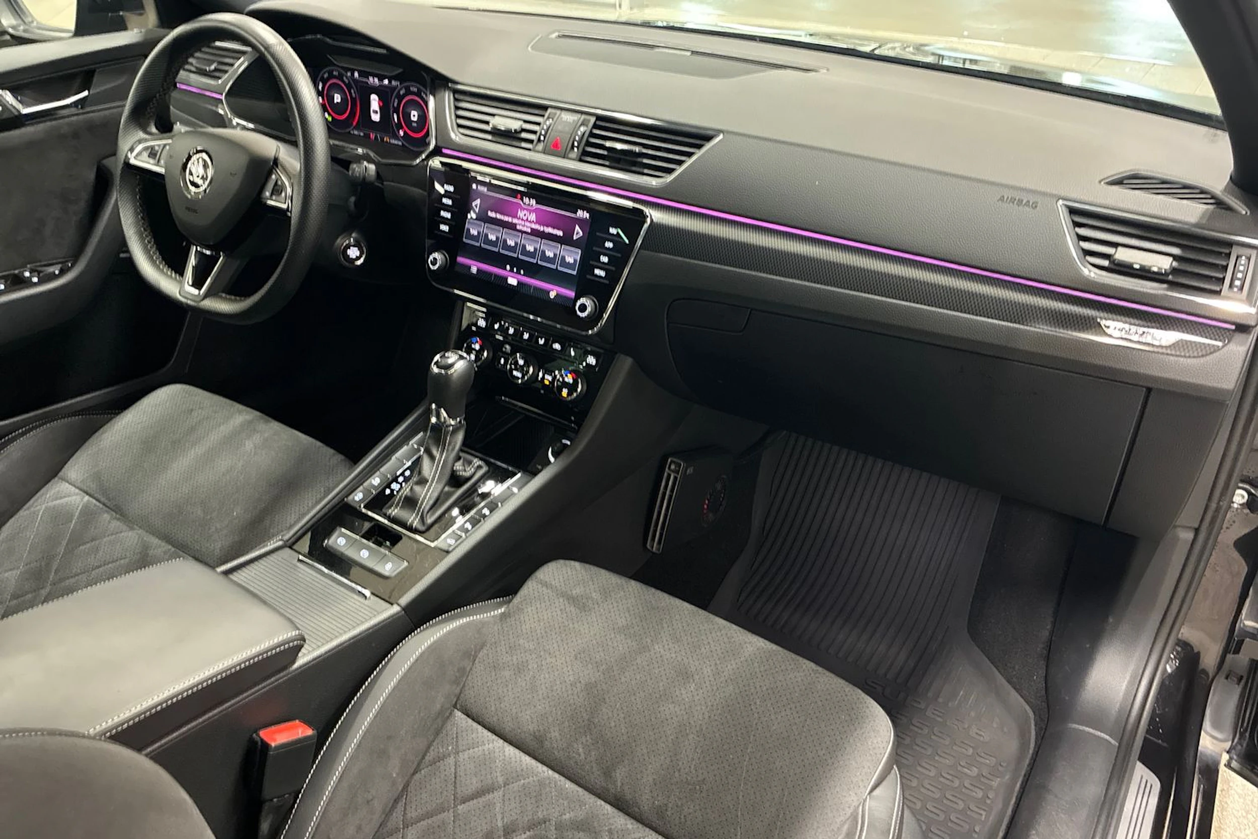 musta Skoda Superb 2019 kuva 34.