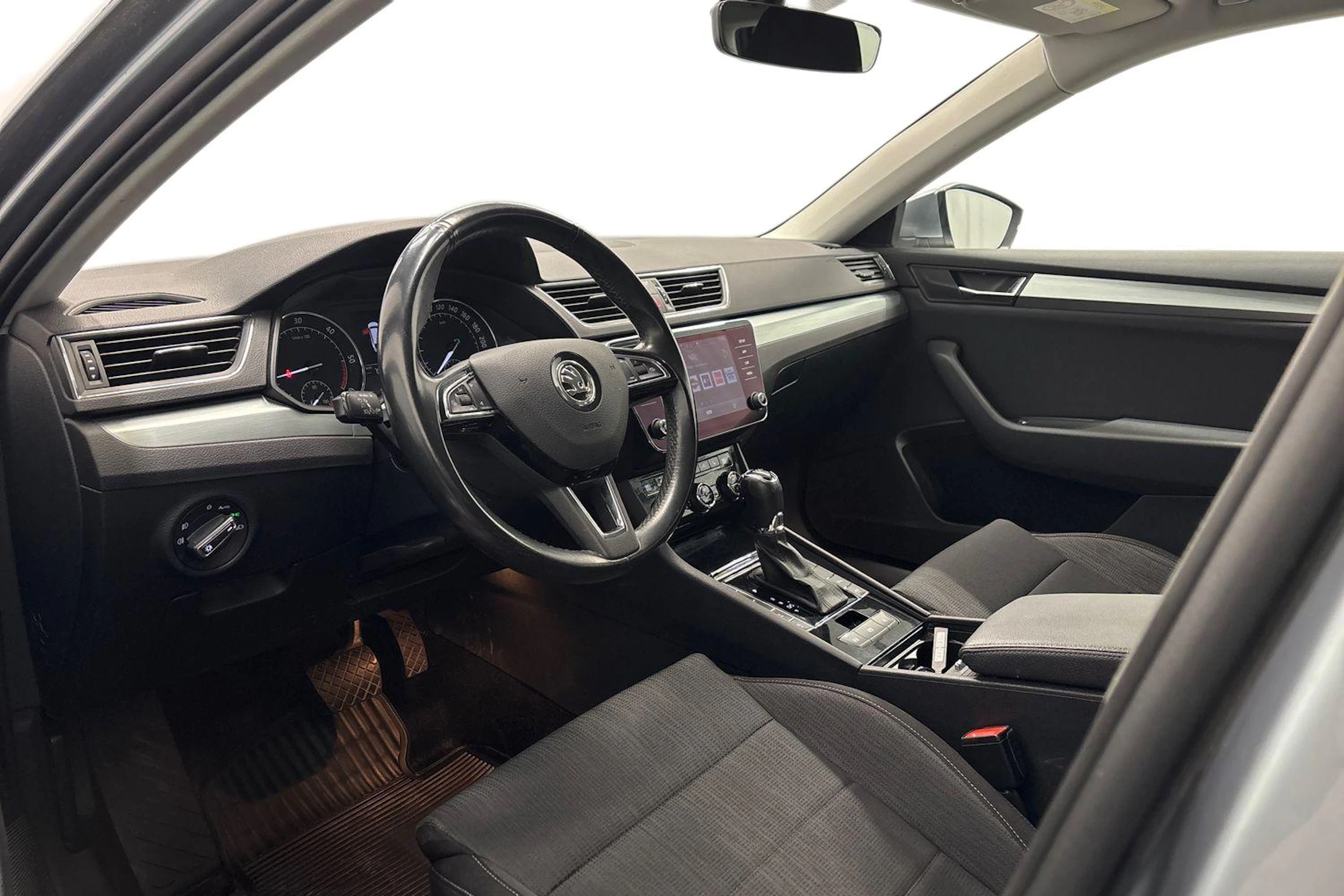 harmaa Skoda Superb 2019 kuva 8.