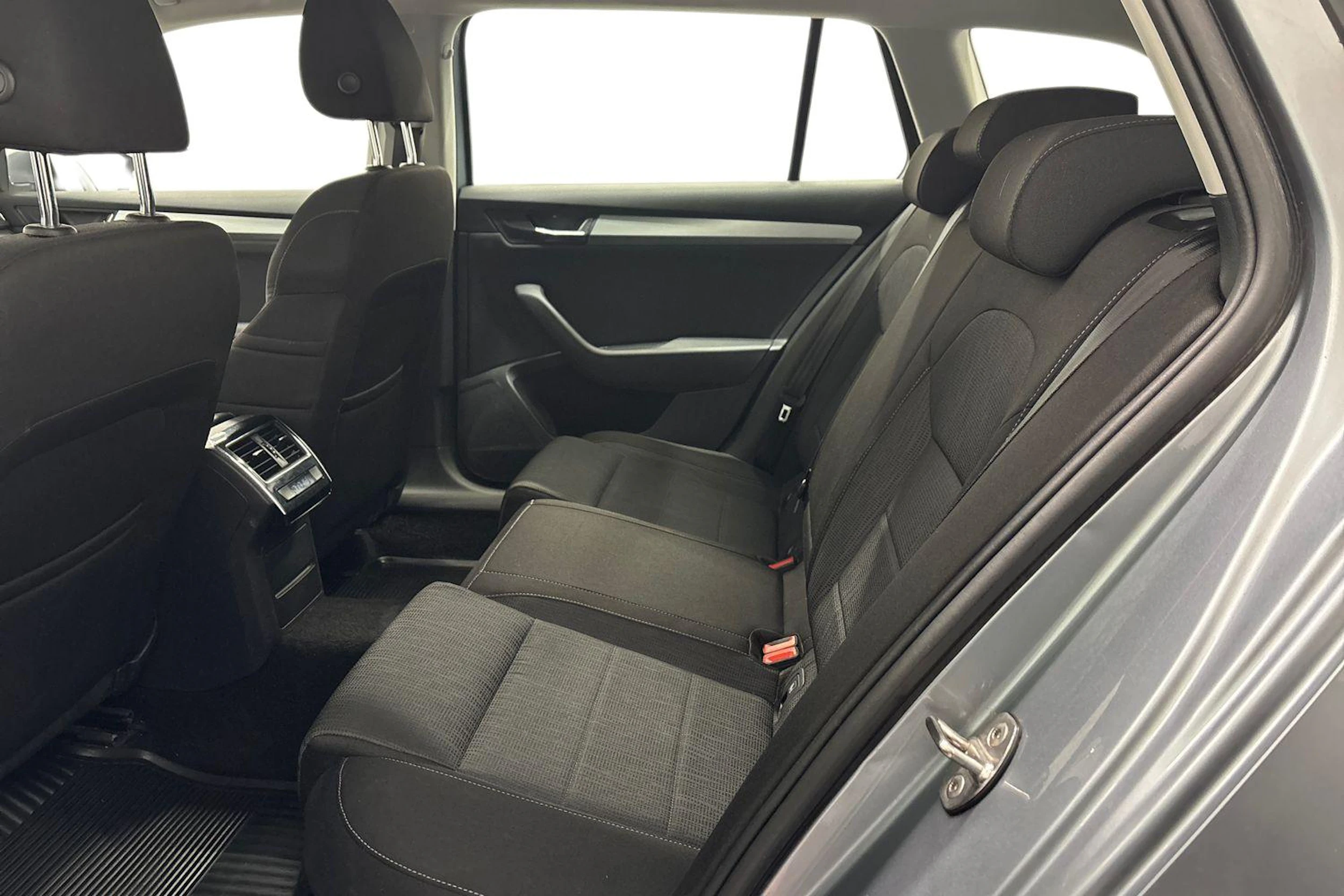 harmaa Skoda Superb 2019 kuva 11.