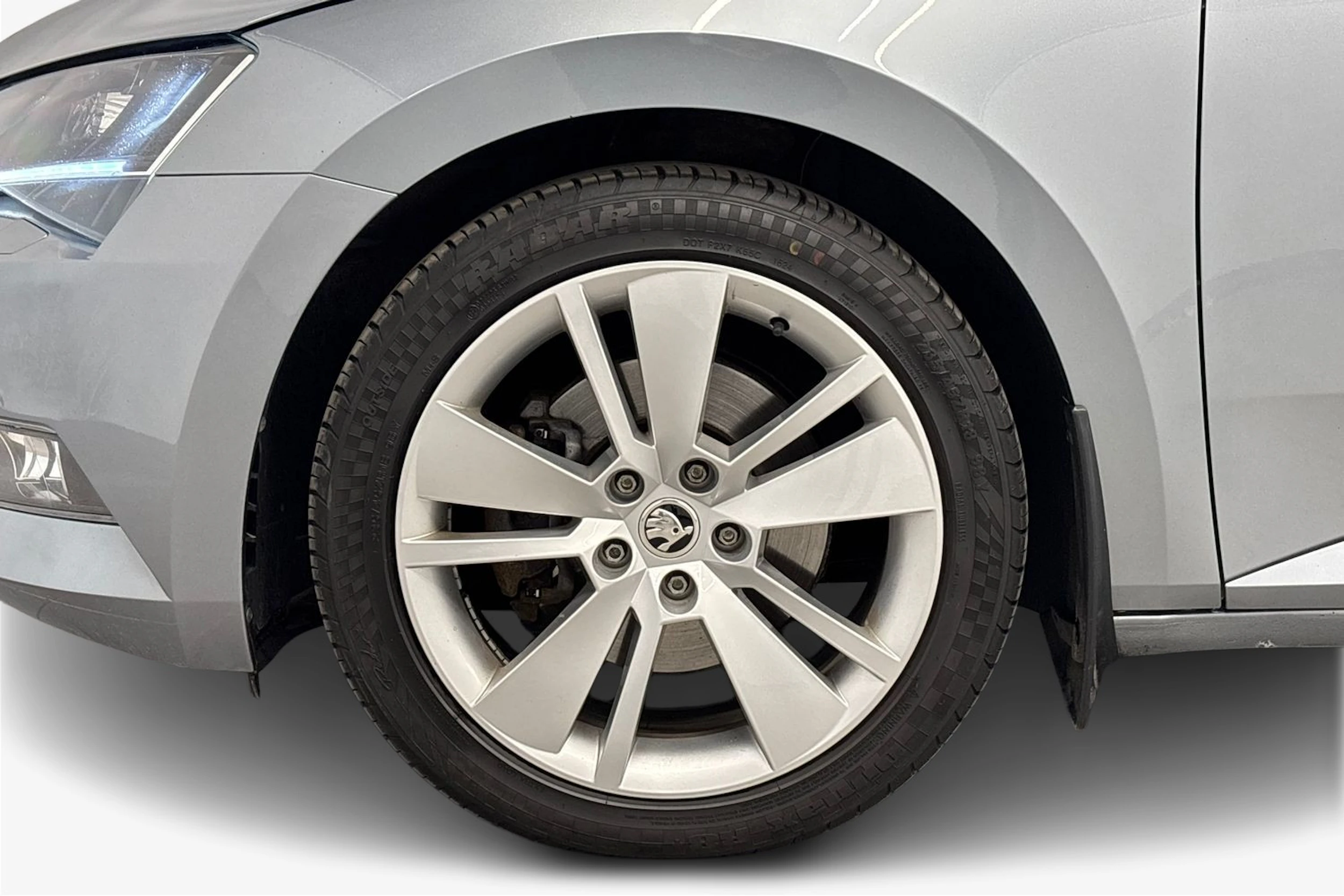 harmaa Skoda Superb 2019 kuva 12.