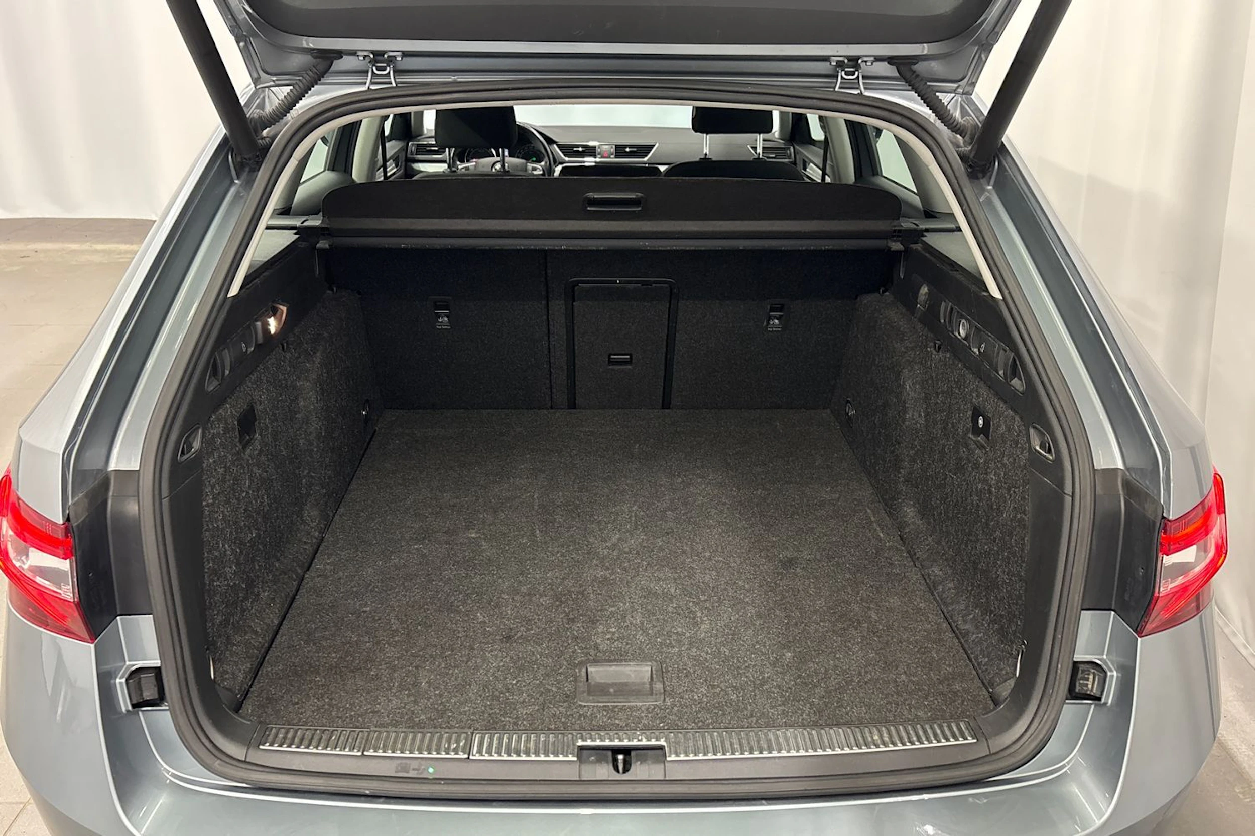 harmaa Skoda Superb 2019 kuva 16.