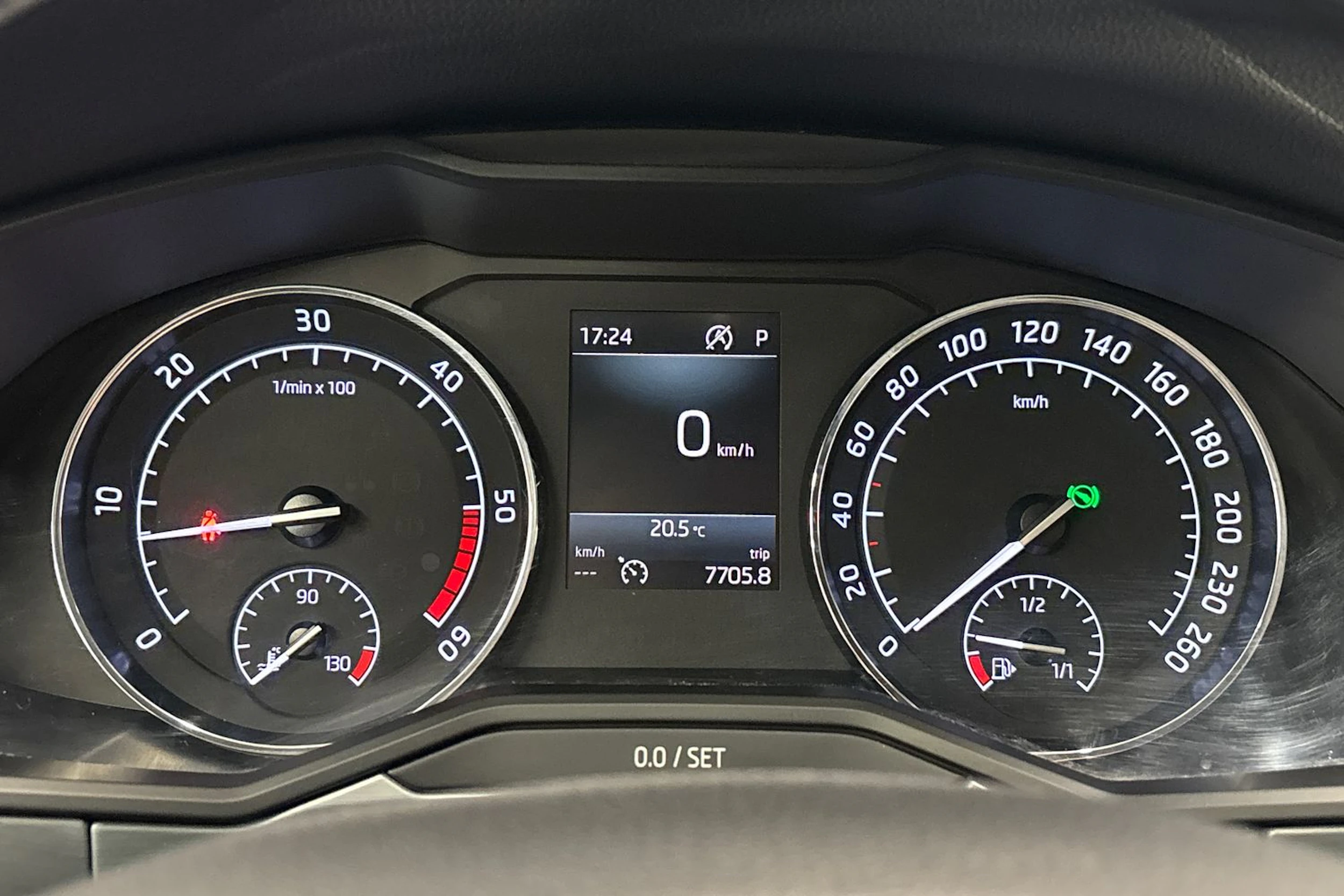 harmaa Skoda Superb 2019 kuva 25.