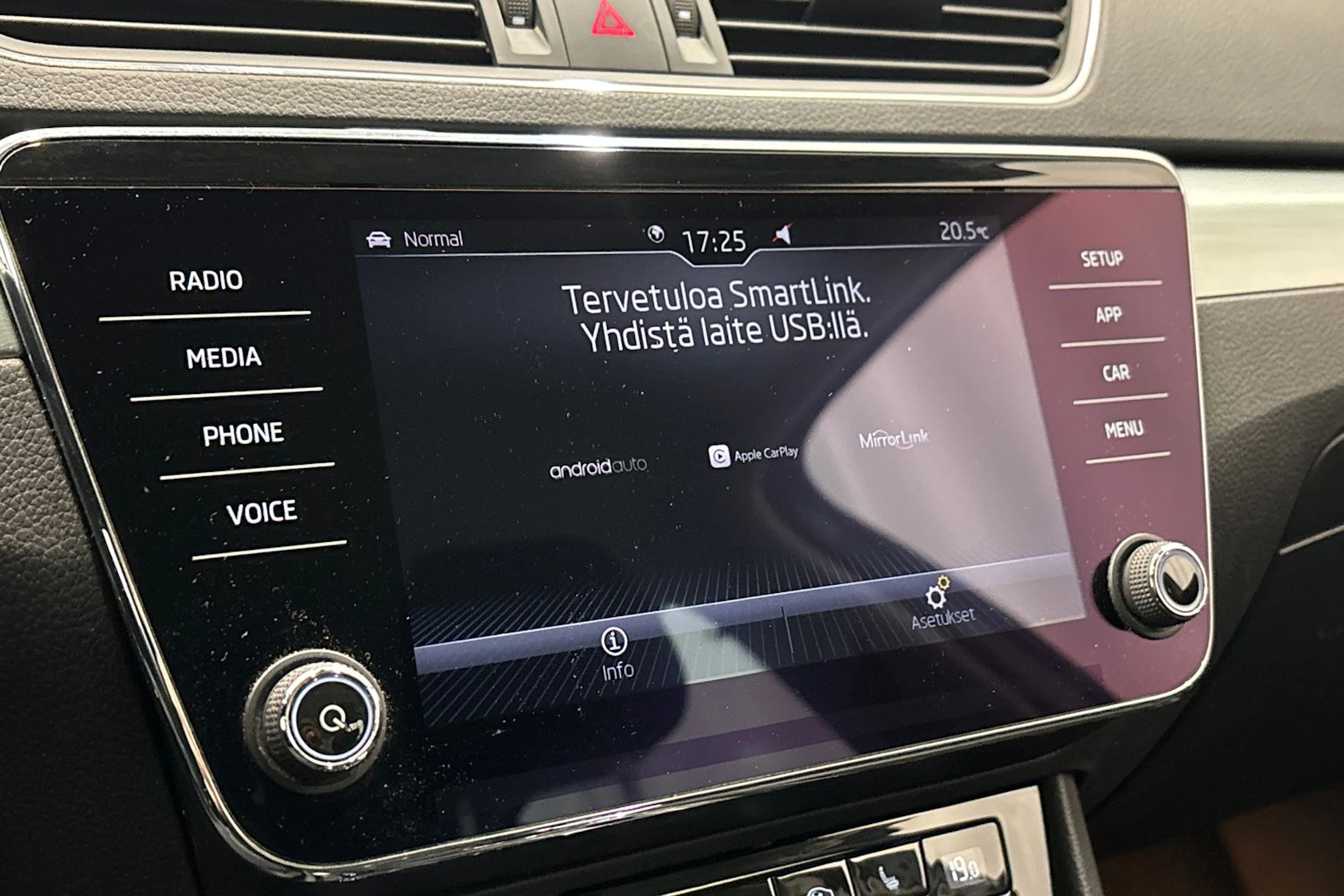 harmaa Skoda Superb 2019 kuva 27.