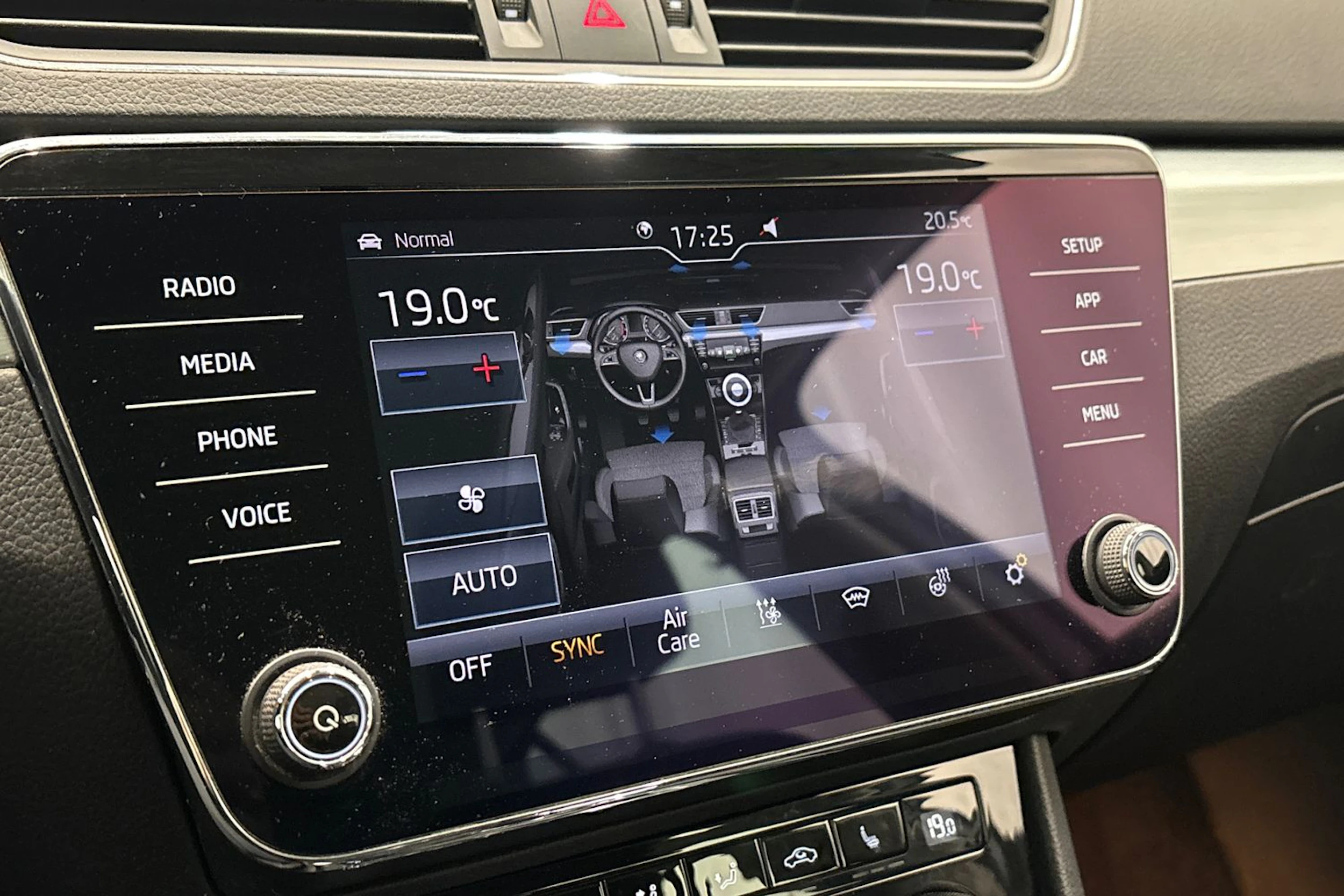 harmaa Skoda Superb 2019 kuva 29.