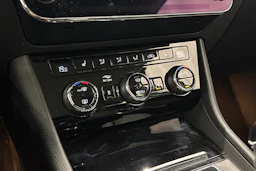 harmaa Skoda Superb 2019 kuva 30.