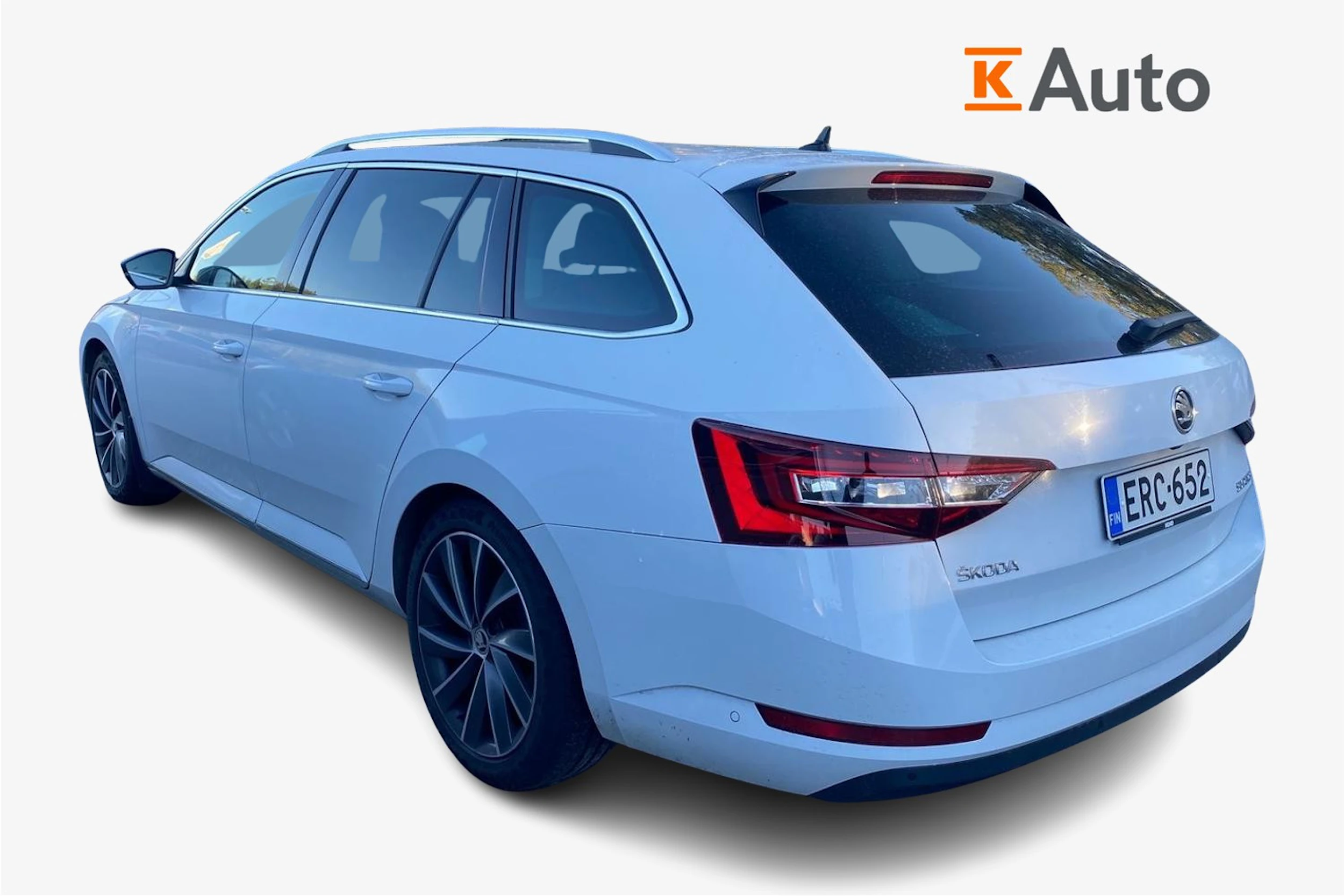 Valkoinen Skoda Superb 2019 kuva 2.