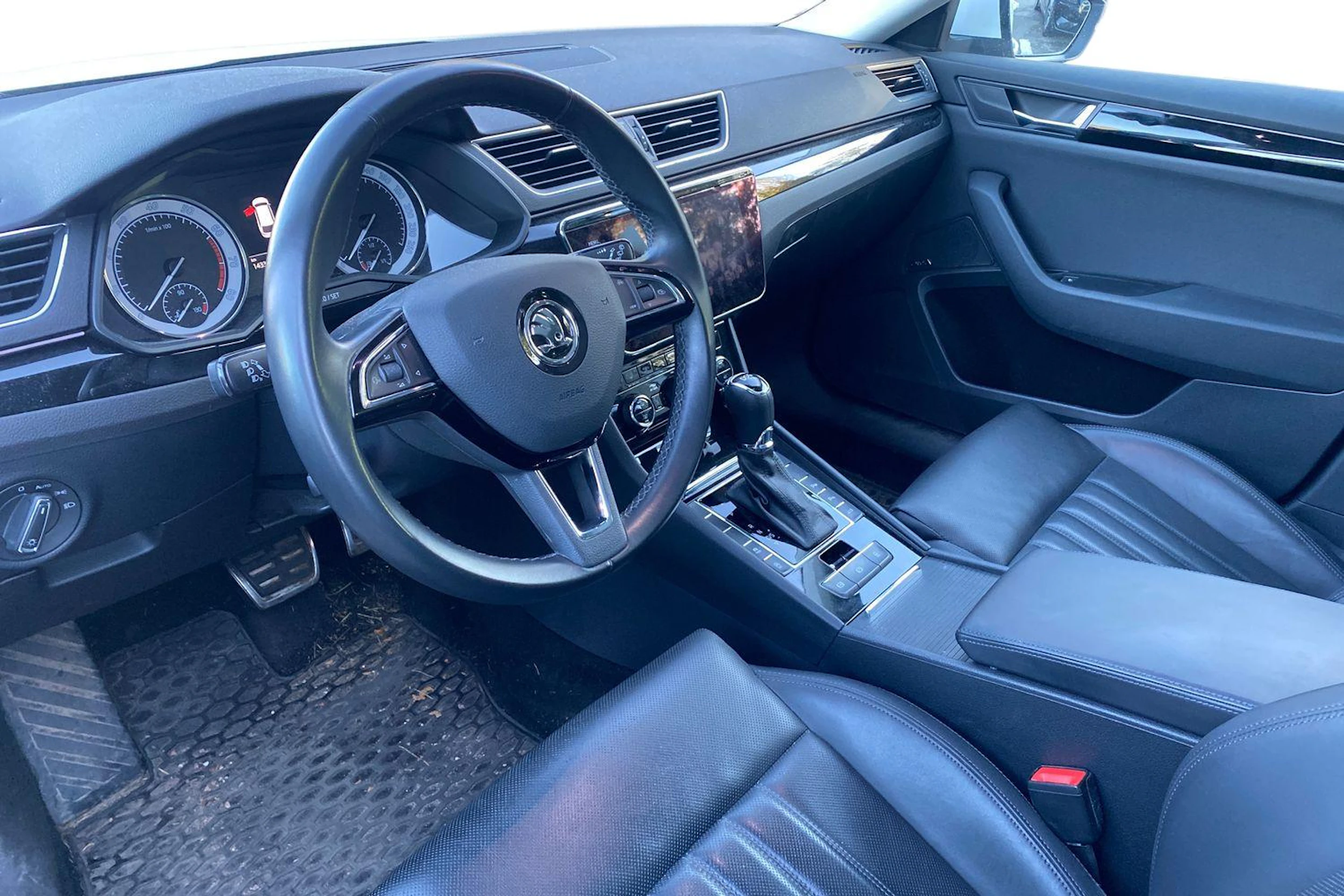 Valkoinen Skoda Superb 2019 kuva 3.
