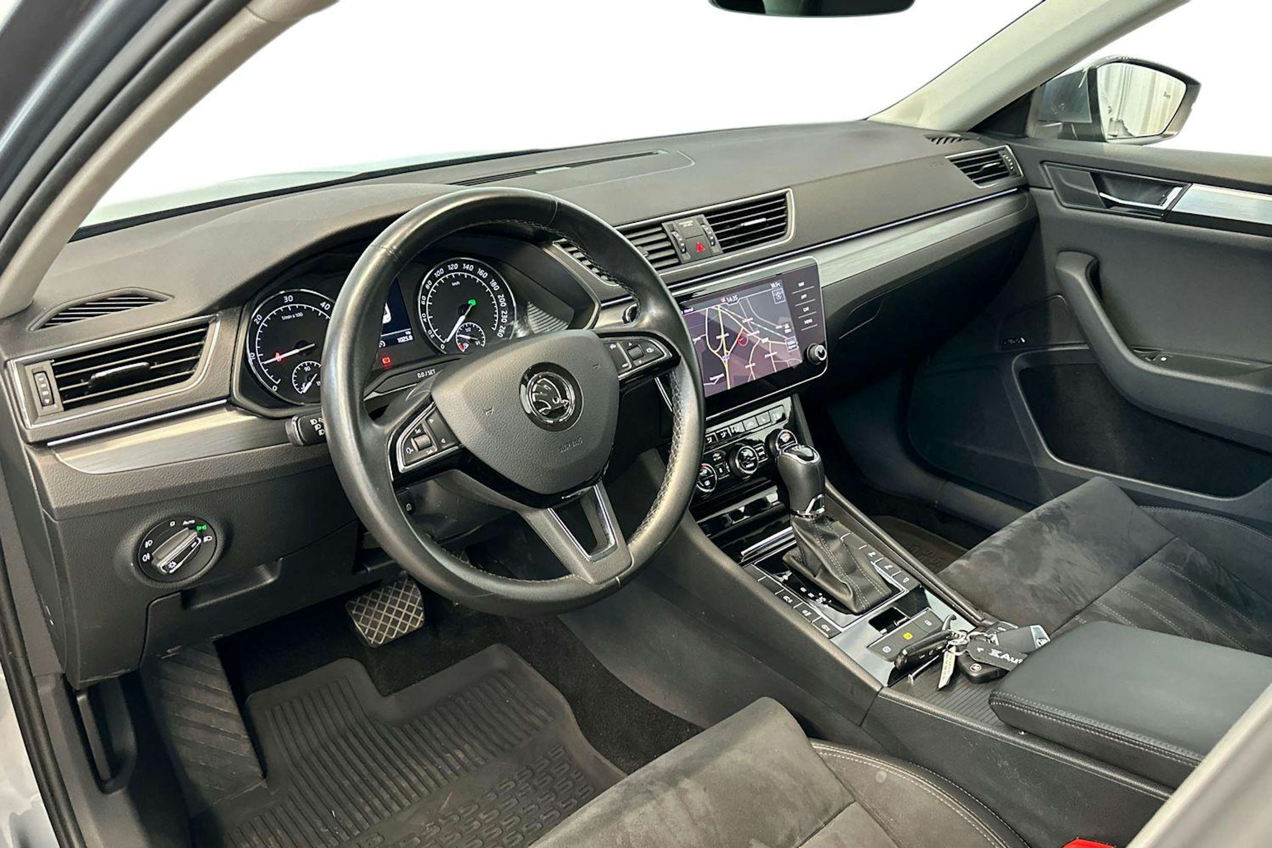 harmaa Skoda Superb 2019 kuva 7.