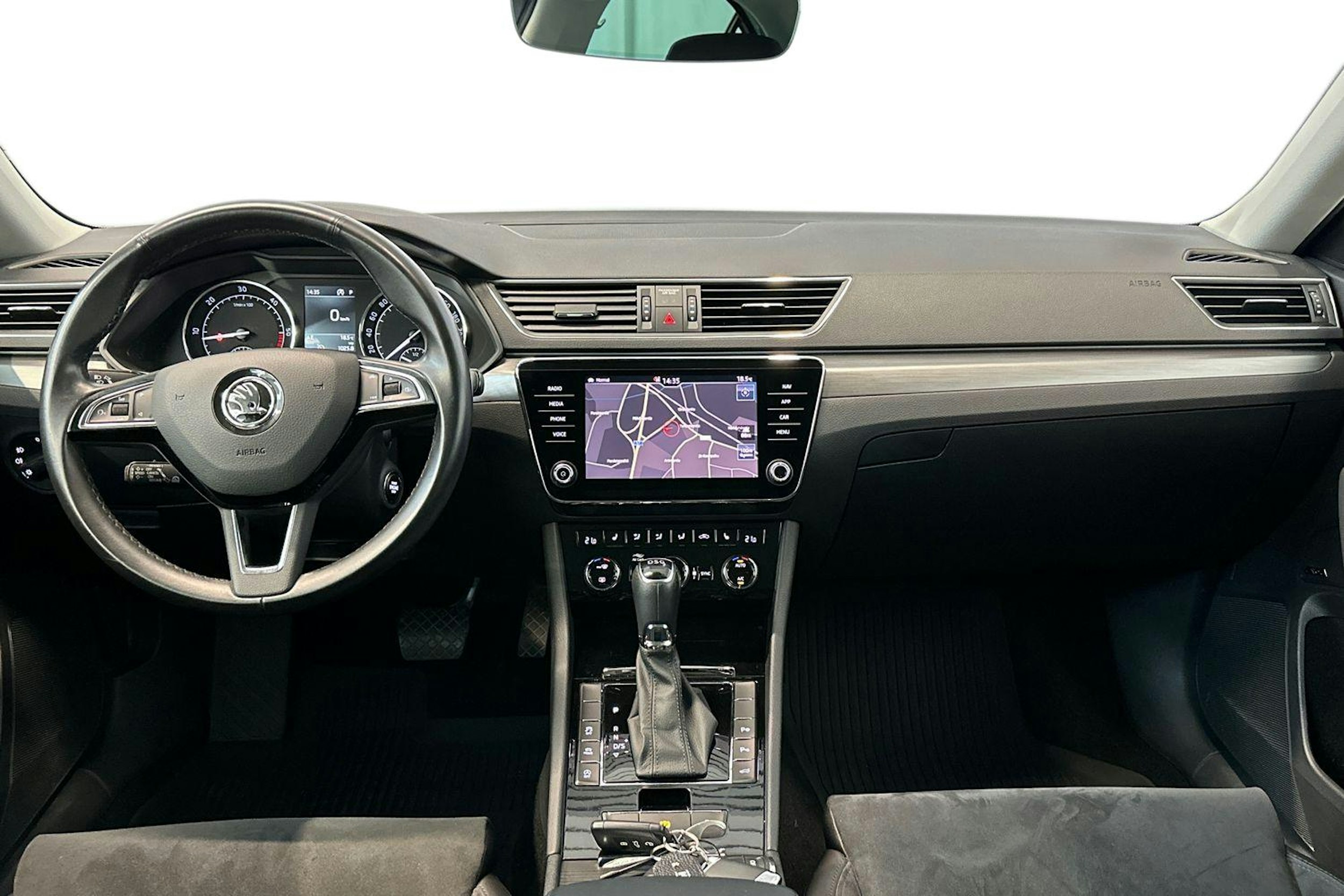 harmaa Skoda Superb 2019 kuva 9.