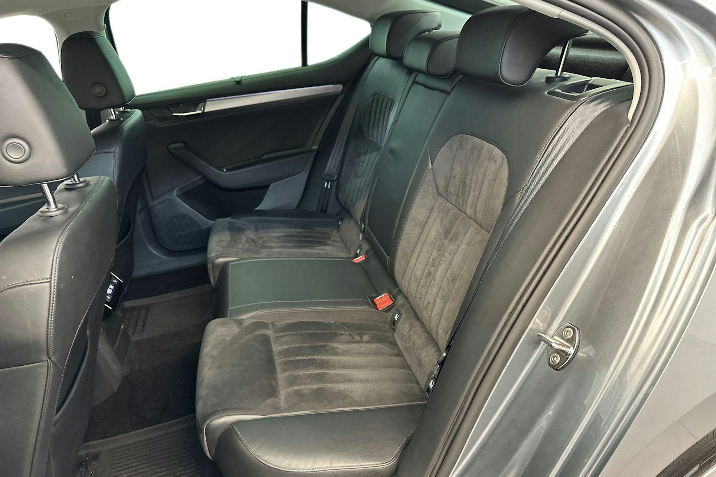 harmaa Skoda Superb 2019 kuva 10.