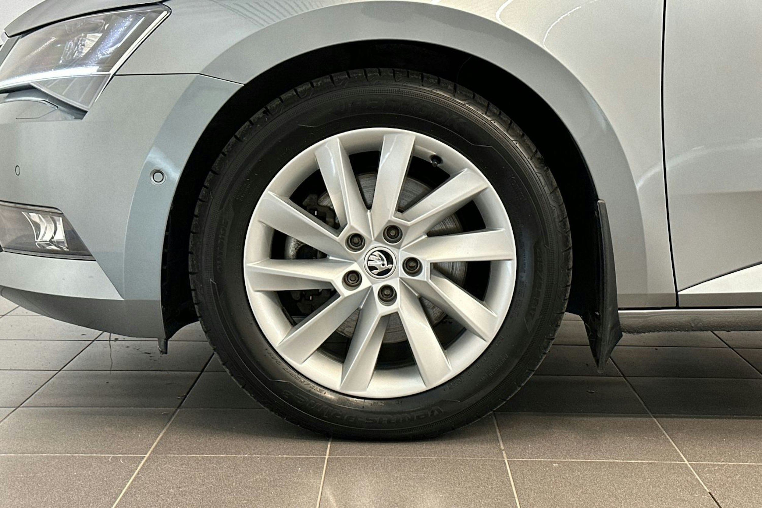 harmaa Skoda Superb 2019 kuva 11.