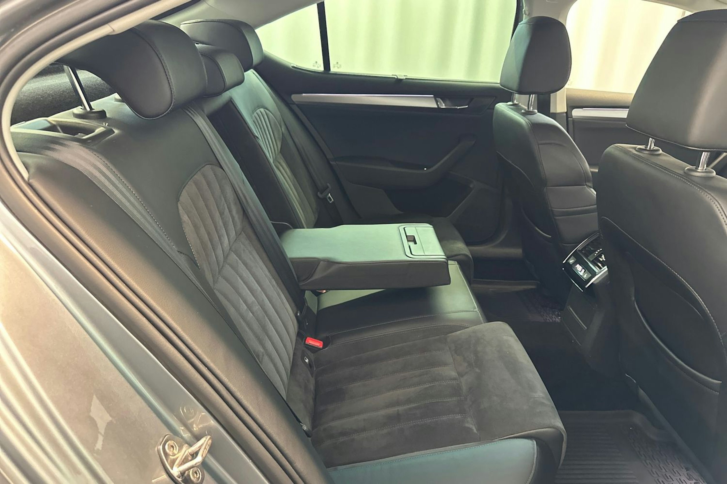 harmaa Skoda Superb 2019 kuva 14.