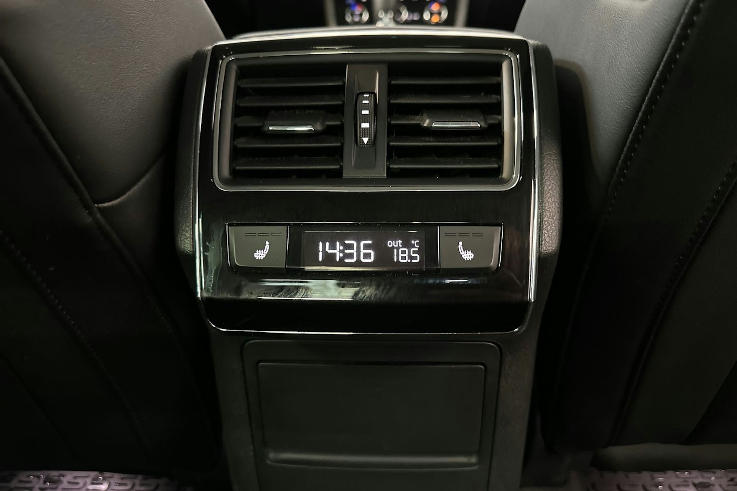 harmaa Skoda Superb 2019 kuva 15.