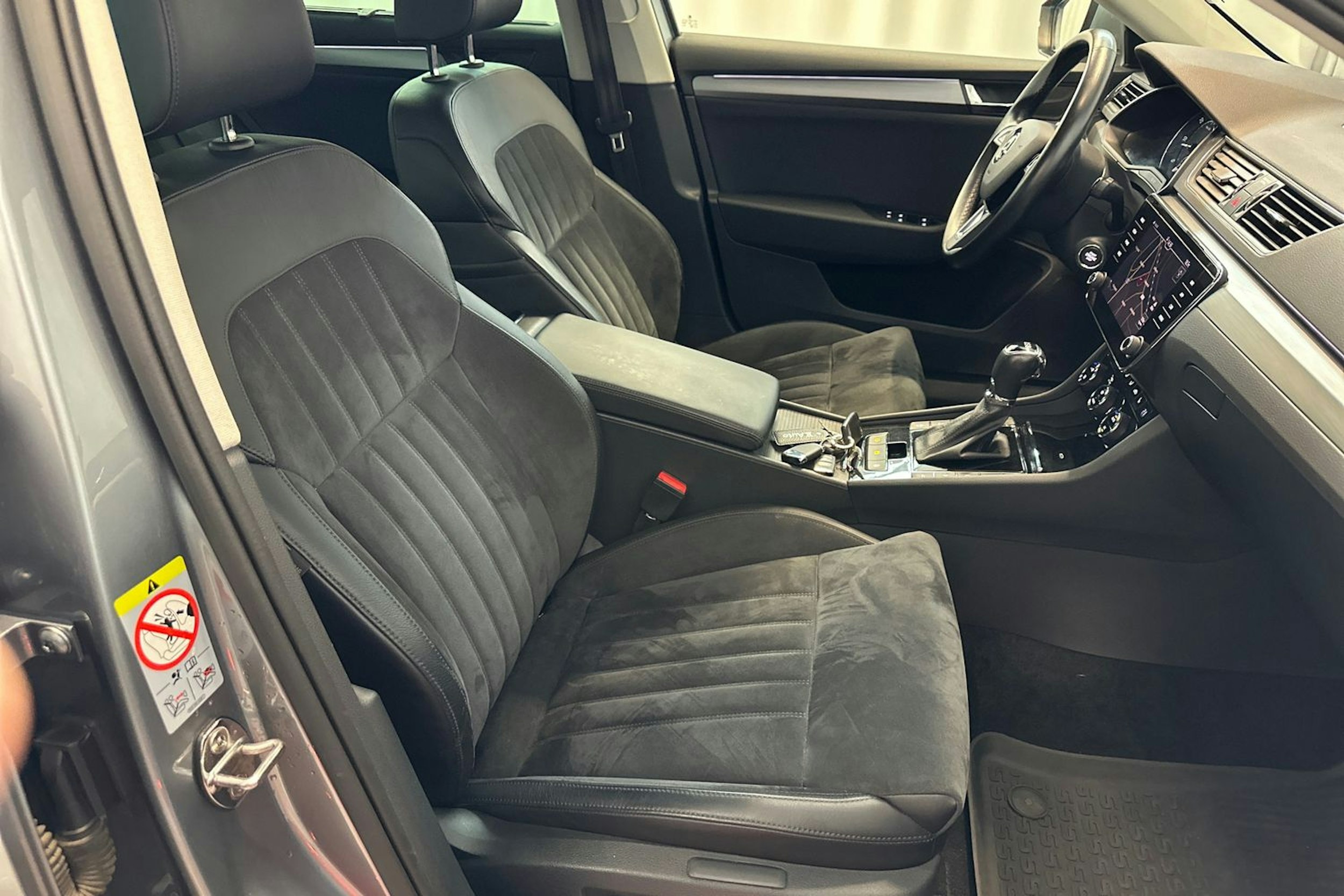harmaa Skoda Superb 2019 kuva 16.