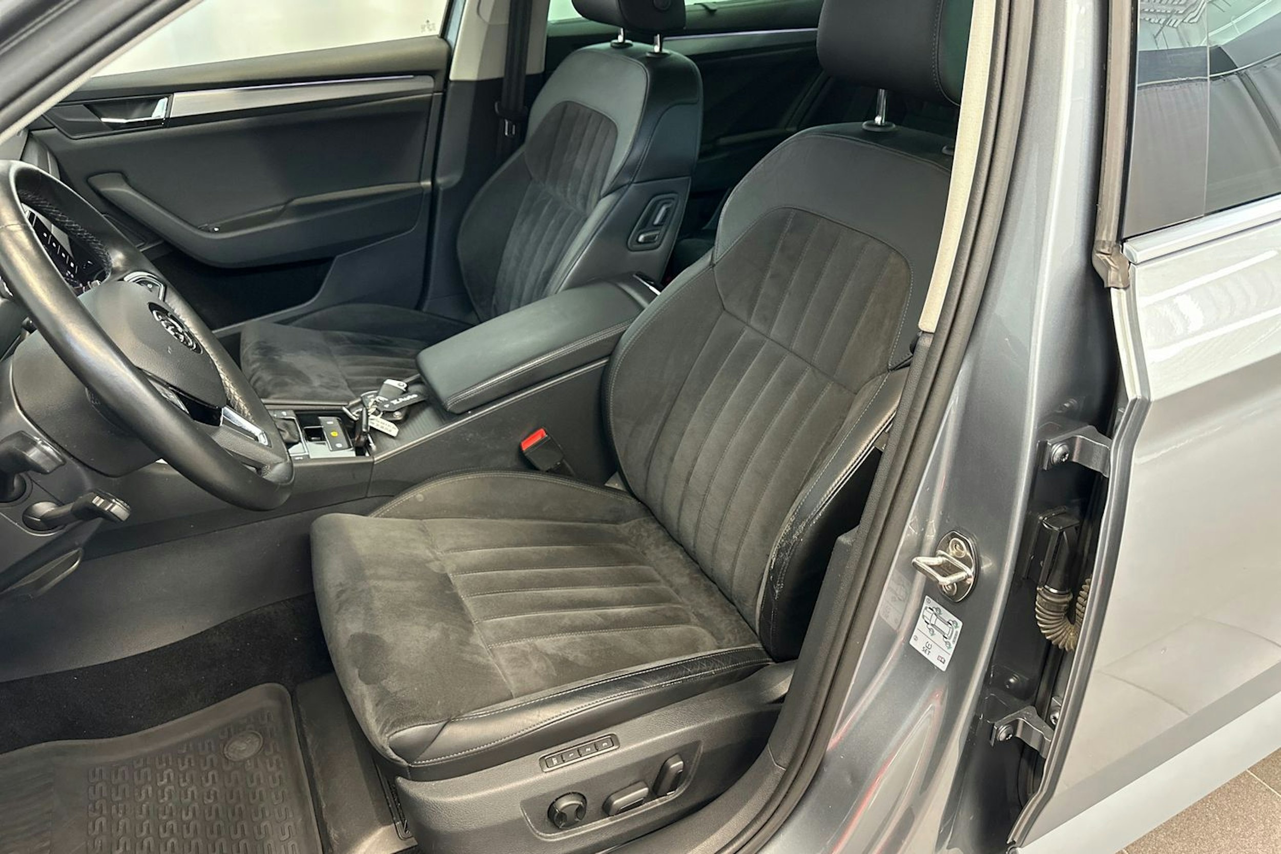 harmaa Skoda Superb 2019 kuva 18.