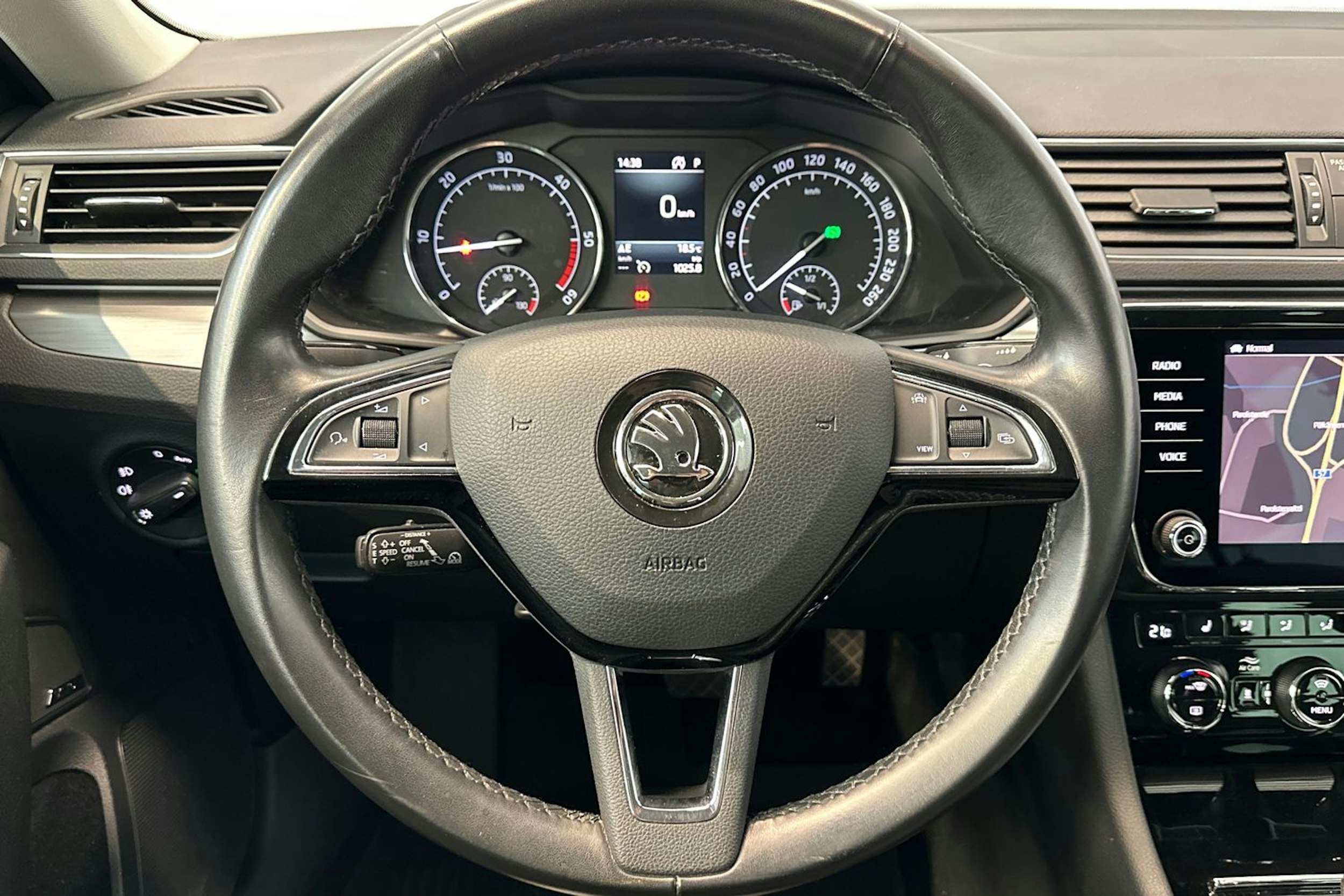 harmaa Skoda Superb 2019 kuva 22.