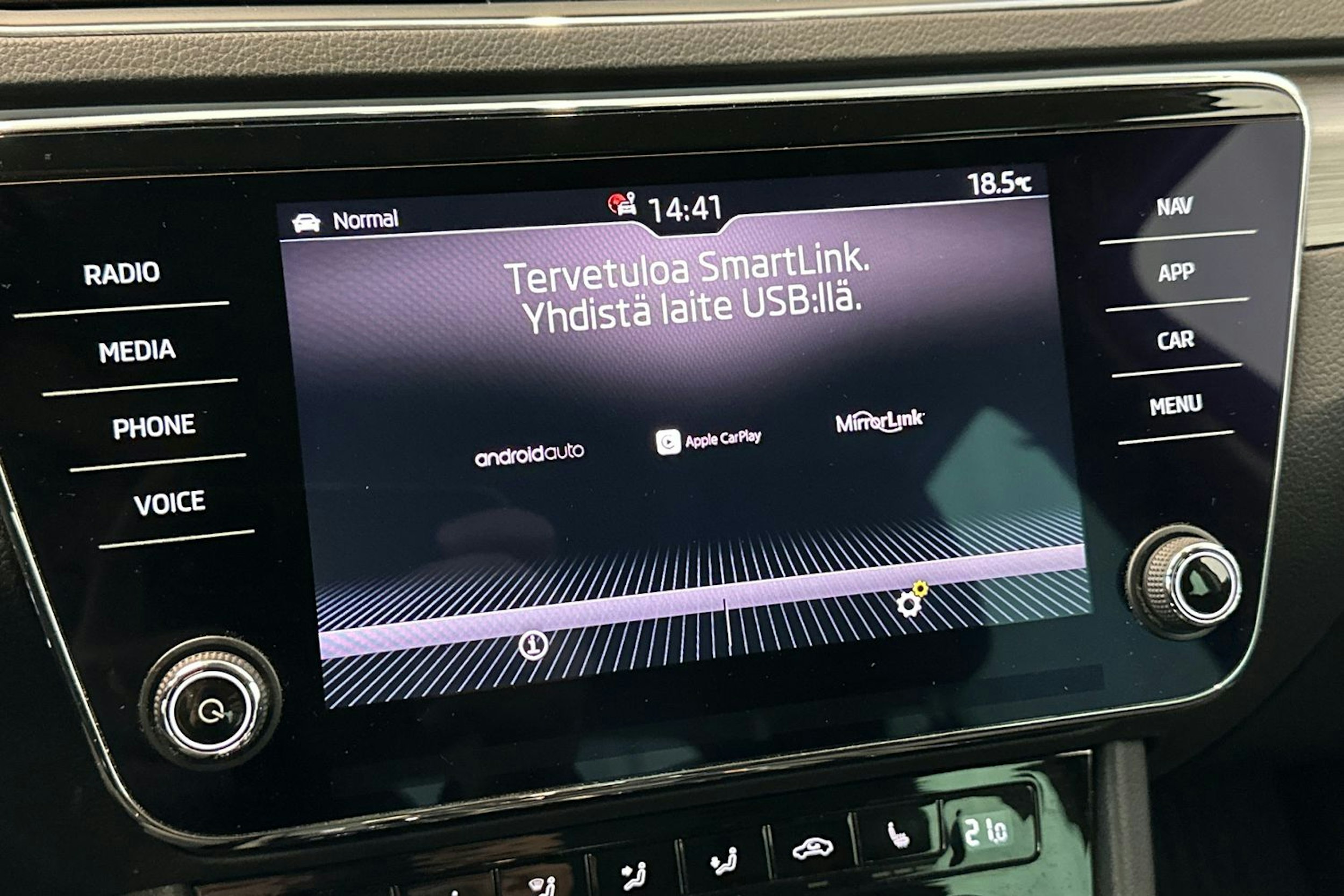 harmaa Skoda Superb 2019 kuva 30.