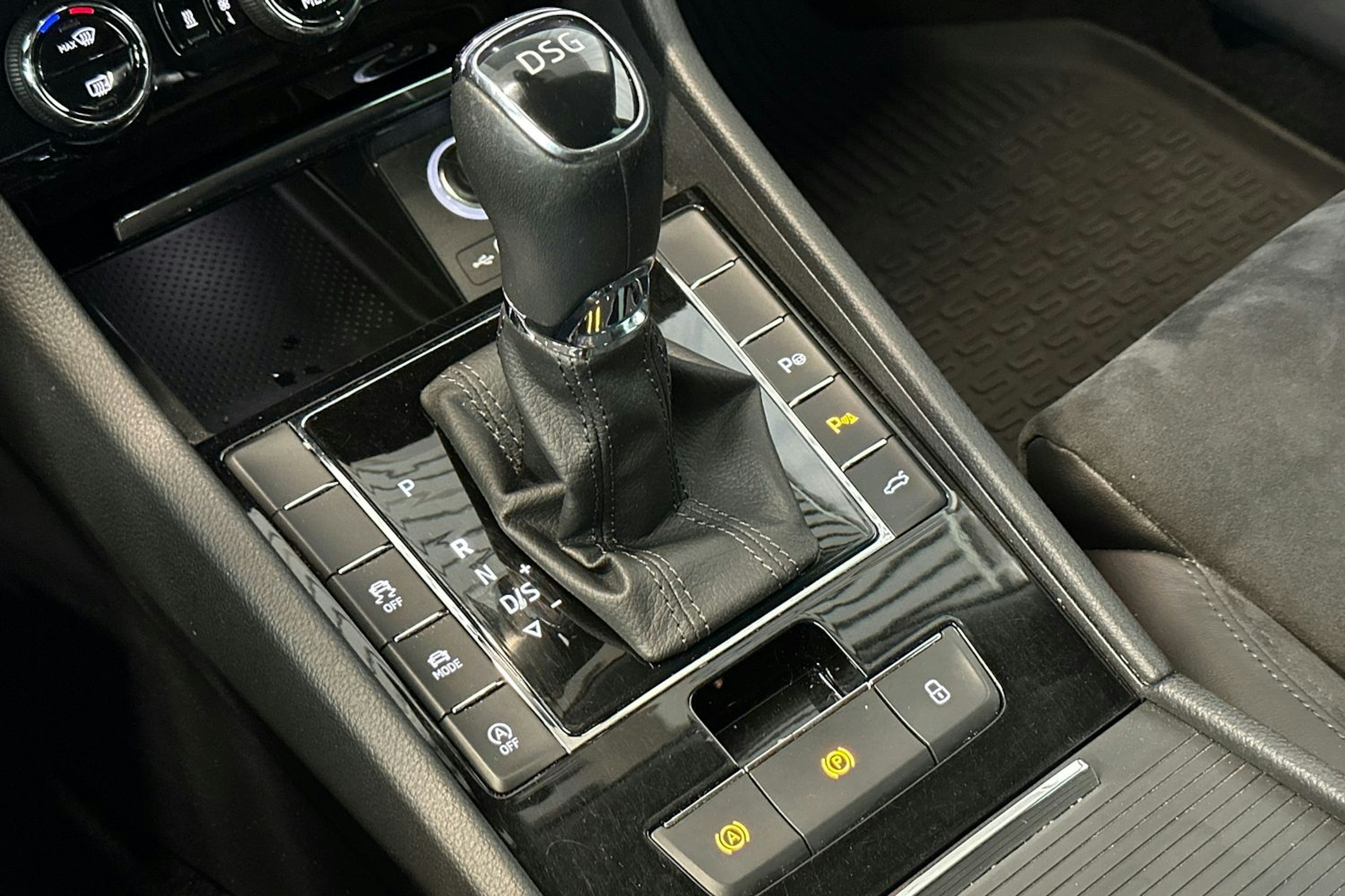 harmaa Skoda Superb 2019 kuva 36.