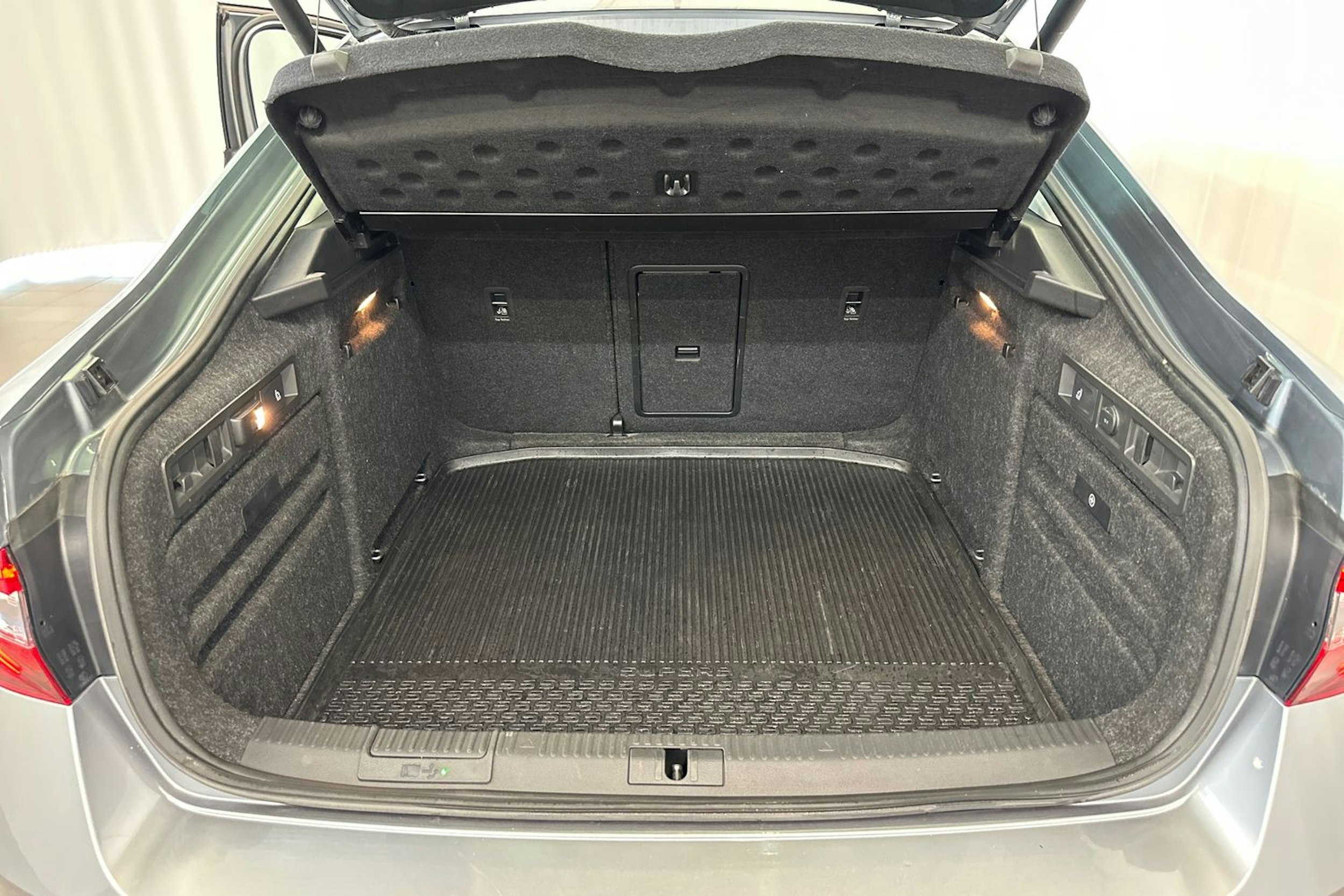 harmaa Skoda Superb 2019 kuva 38.