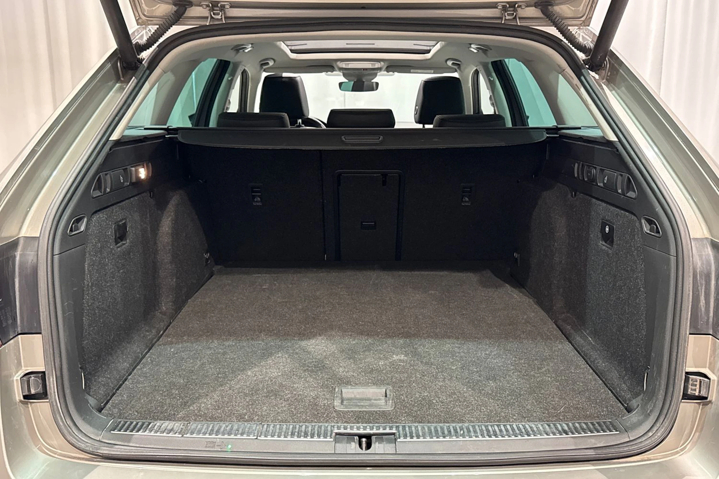 ruskea (beige) Skoda Superb 2019 kuva 16.