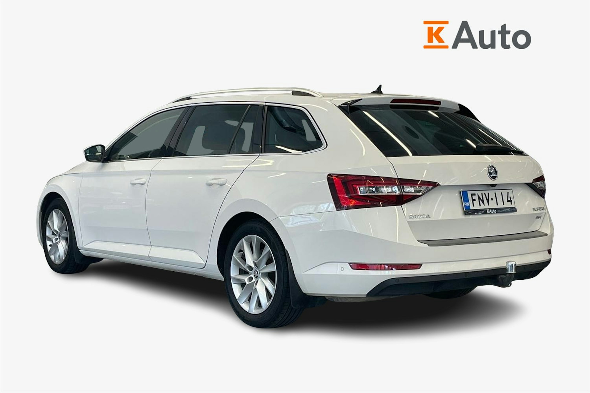 Valkoinen Skoda Superb 2019 kuva 2.