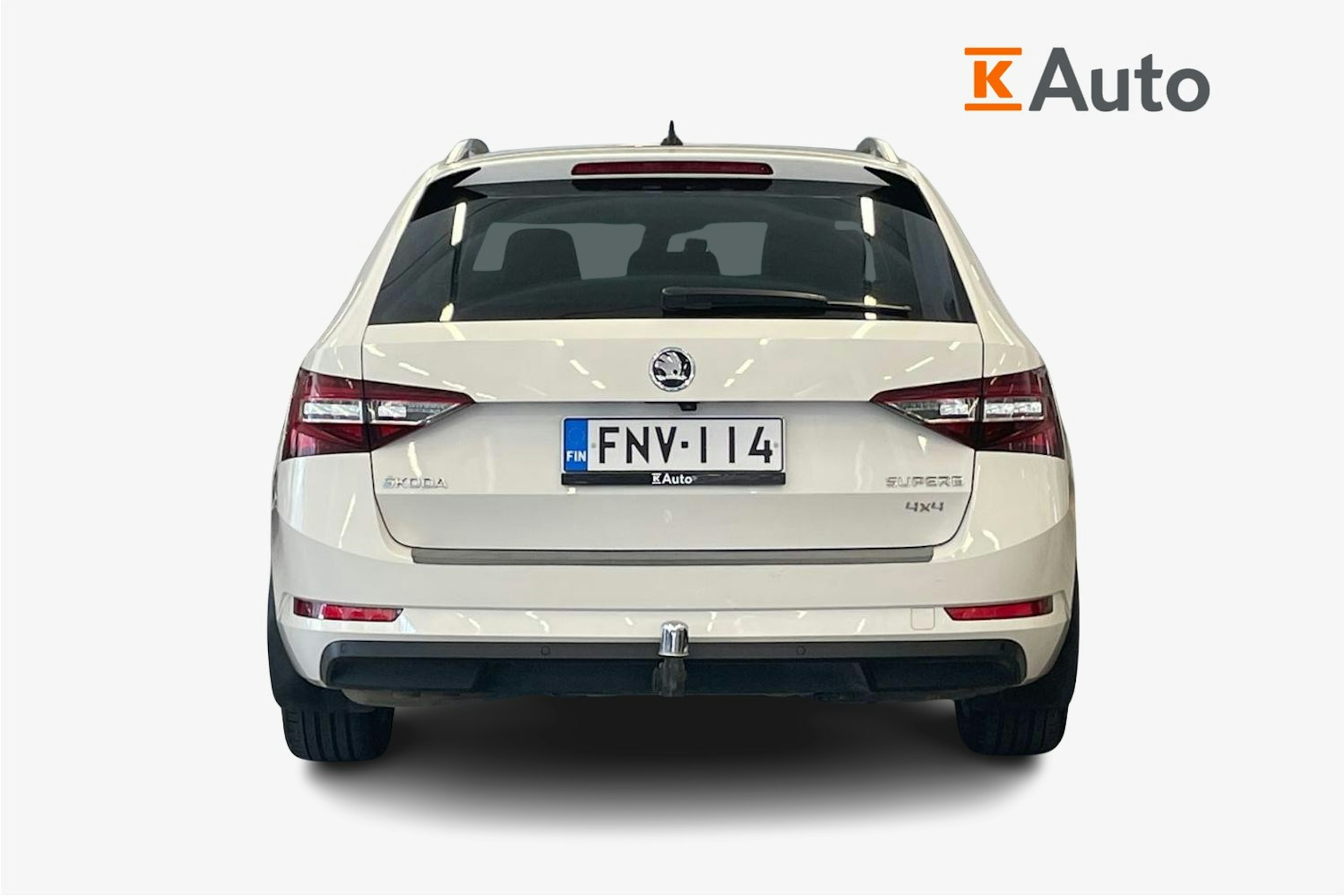 Valkoinen Skoda Superb 2019 kuva 3.