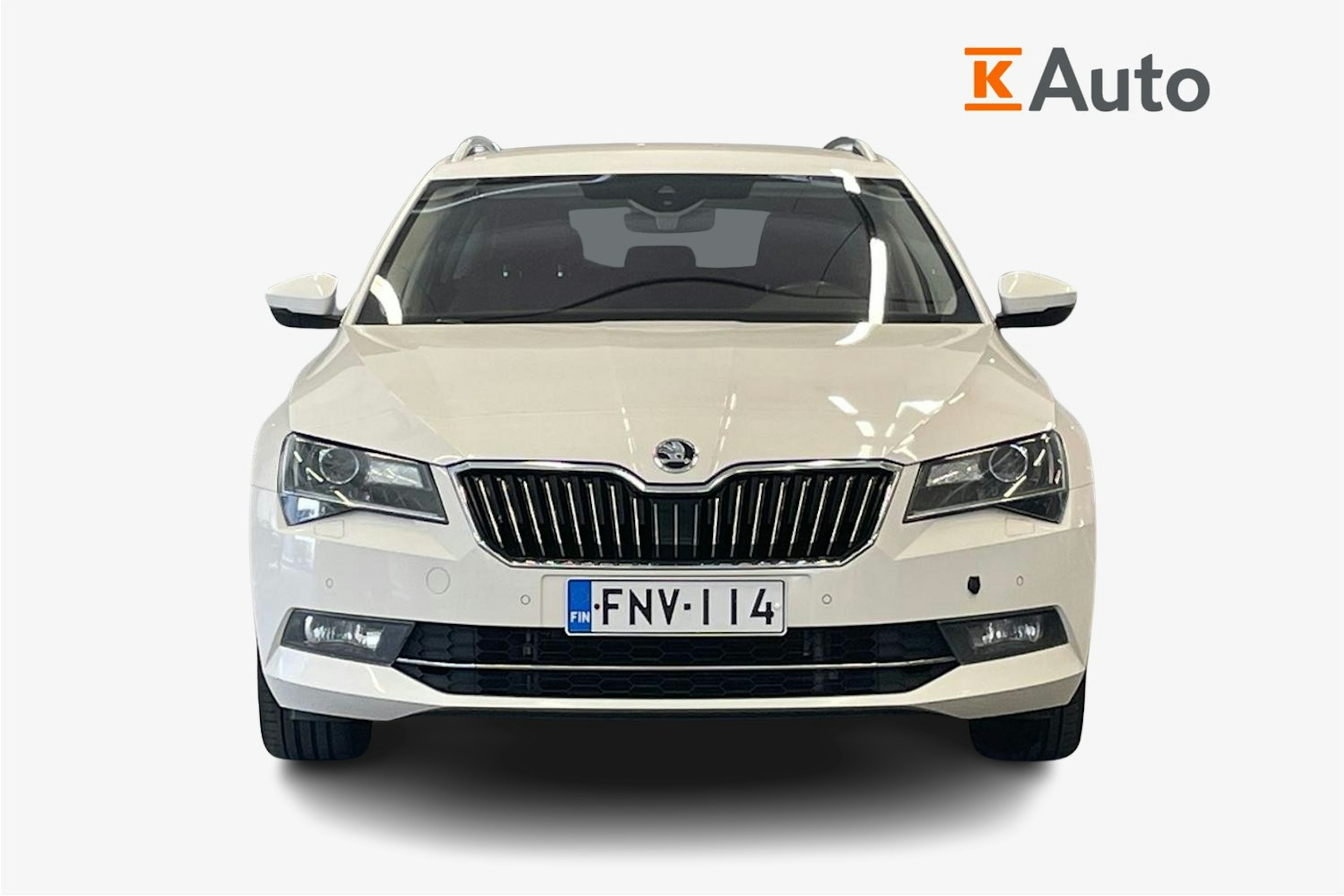 Valkoinen Skoda Superb 2019 kuva 4.