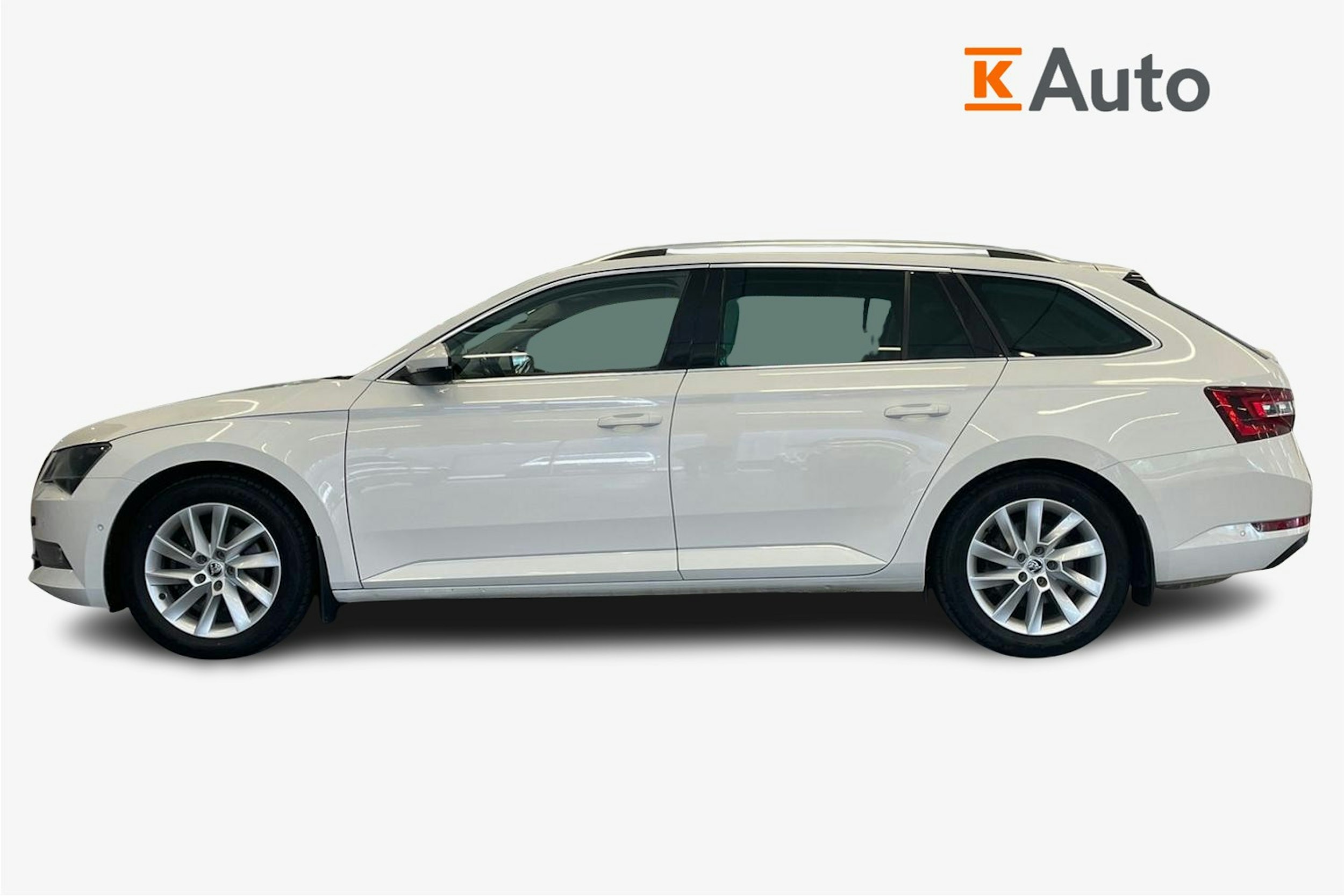 Valkoinen Skoda Superb 2019 kuva 5.