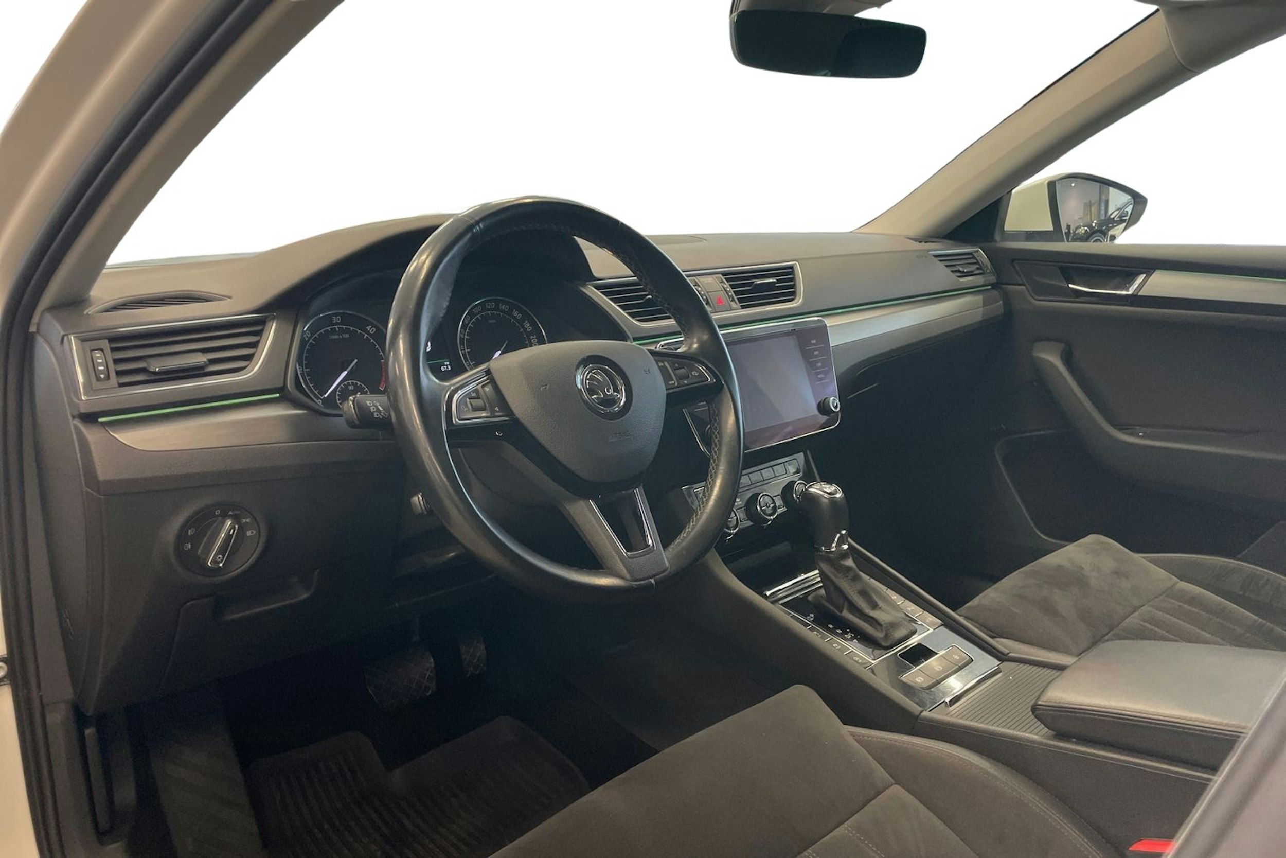Valkoinen Skoda Superb 2019 kuva 6.