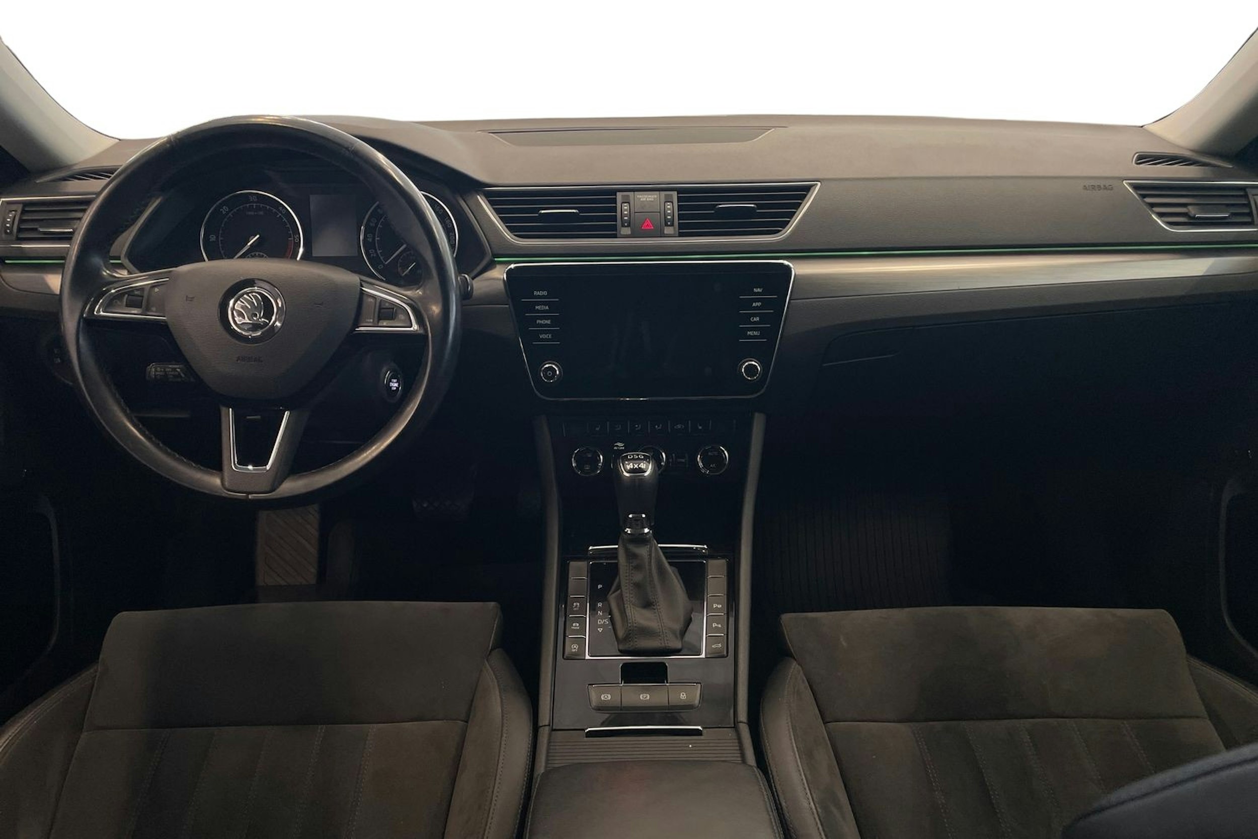 Valkoinen Skoda Superb 2019 kuva 7.