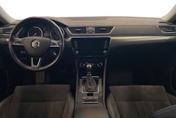 Valkoinen Skoda Superb 2019 kuva 7.
