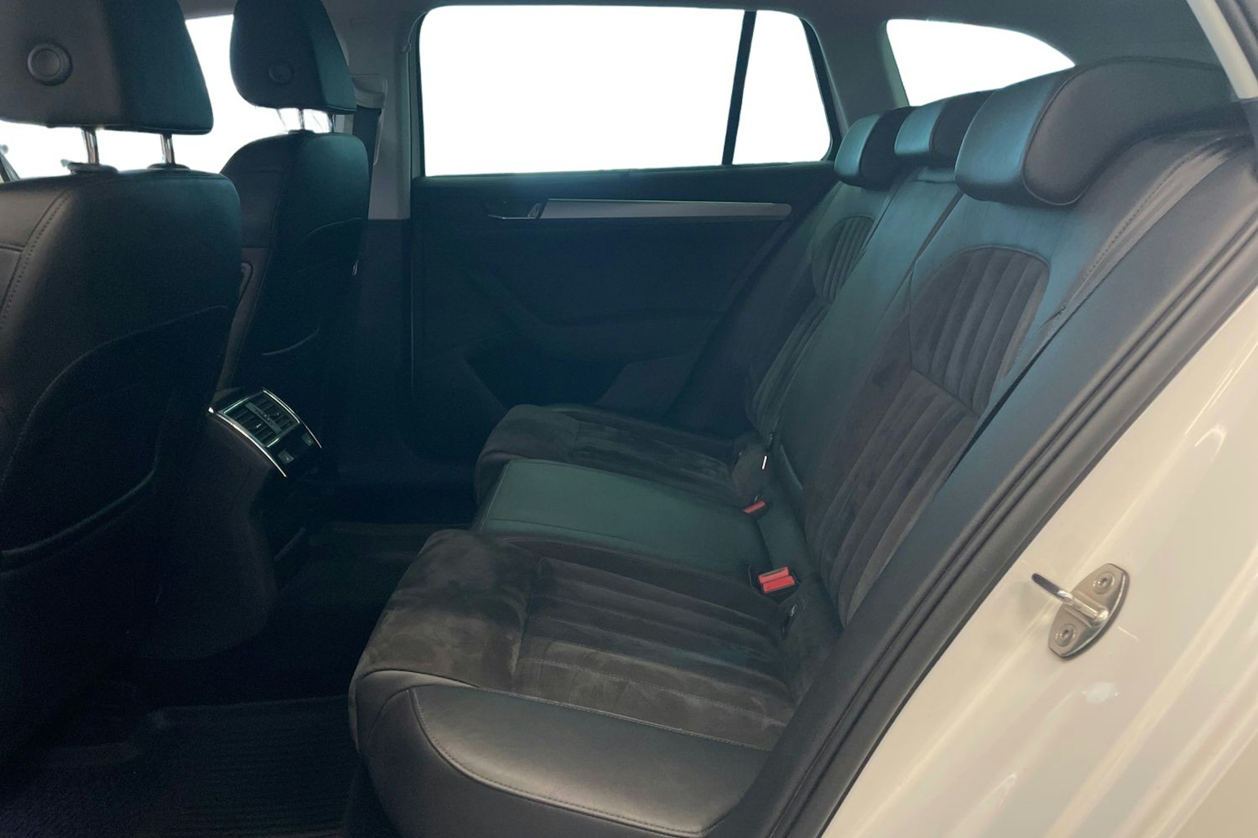 Valkoinen Skoda Superb 2019 kuva 8.