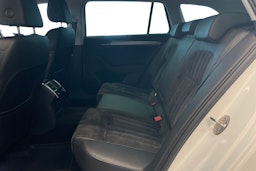 Valkoinen Skoda Superb 2019 kuva 8.