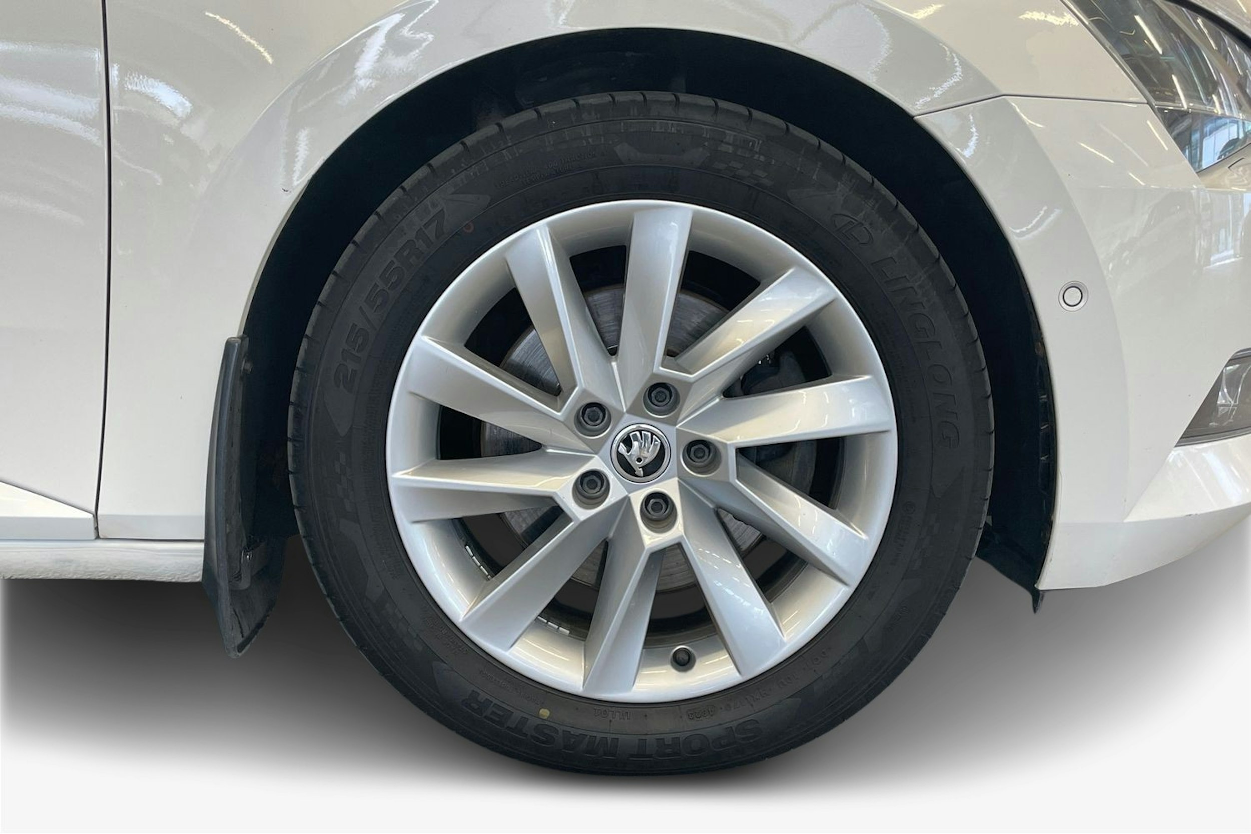 Valkoinen Skoda Superb 2019 kuva 9.
