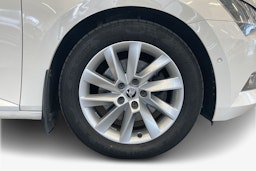 Valkoinen Skoda Superb 2019 kuva 9.