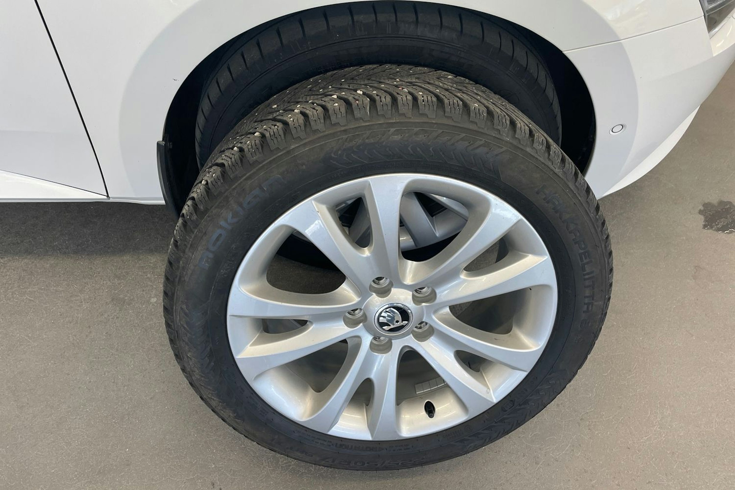 Valkoinen Skoda Superb 2019 kuva 10.