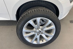 Valkoinen Skoda Superb 2019 kuva 10.