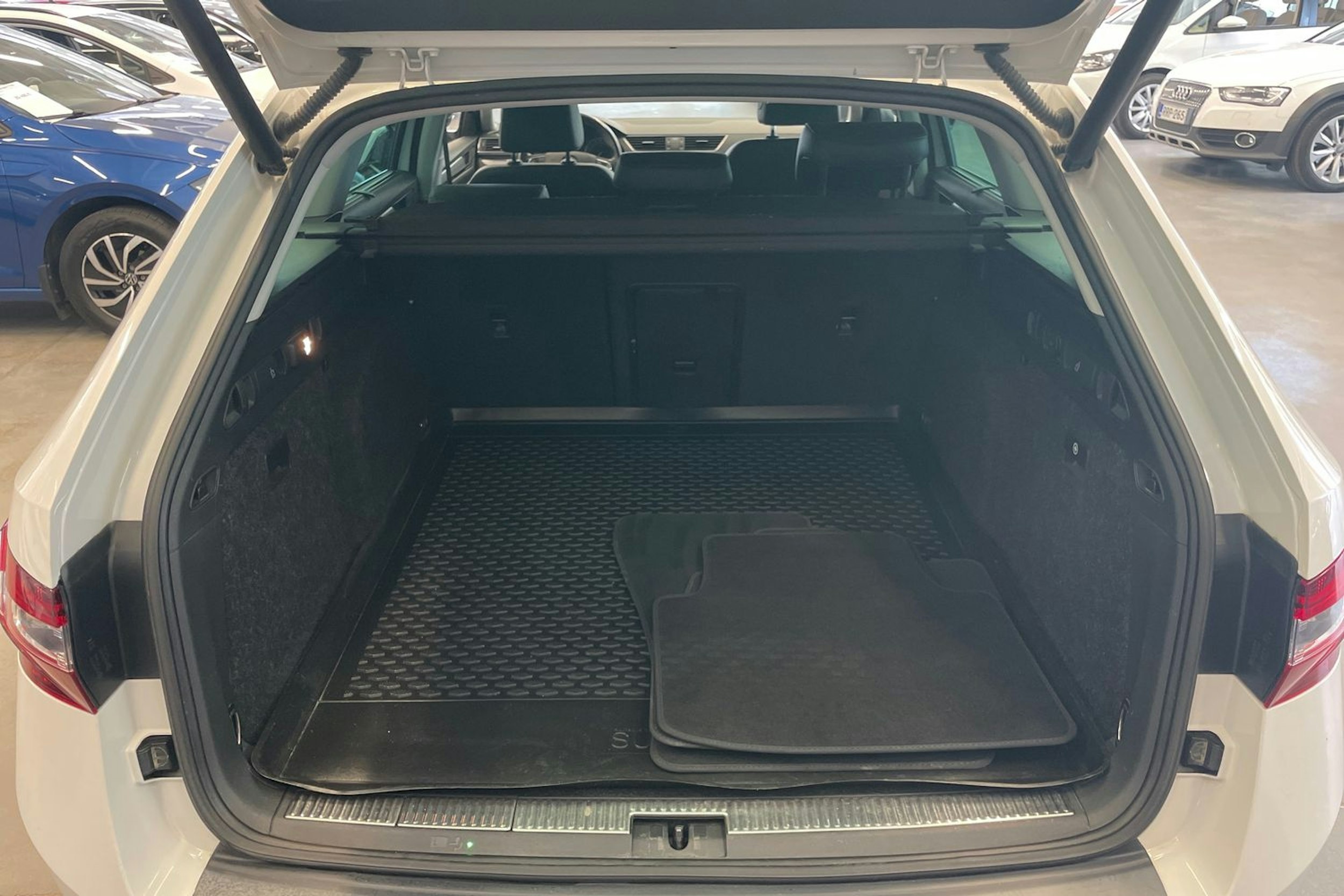 Valkoinen Skoda Superb 2019 kuva 11.