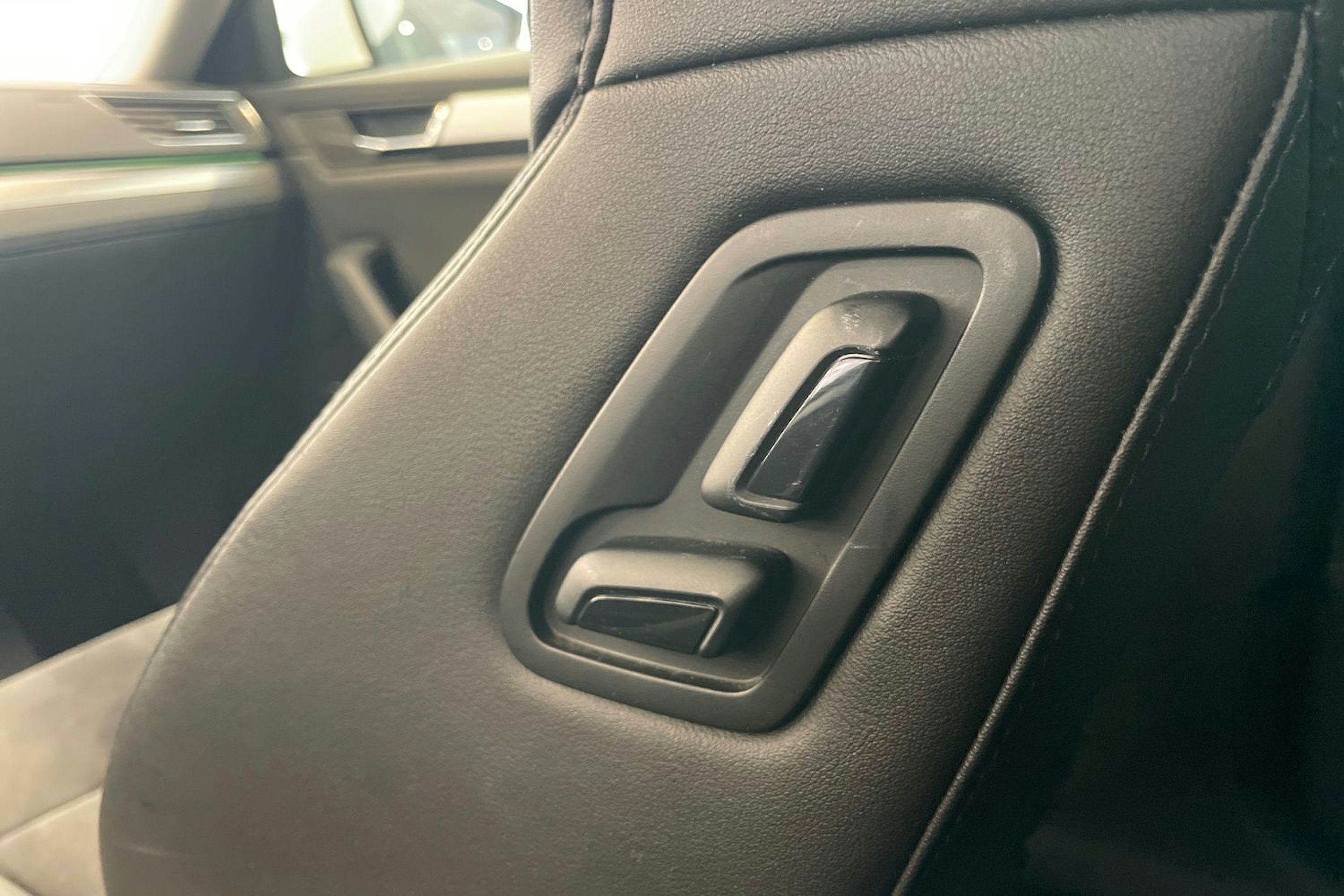 Valkoinen Skoda Superb 2019 kuva 16.