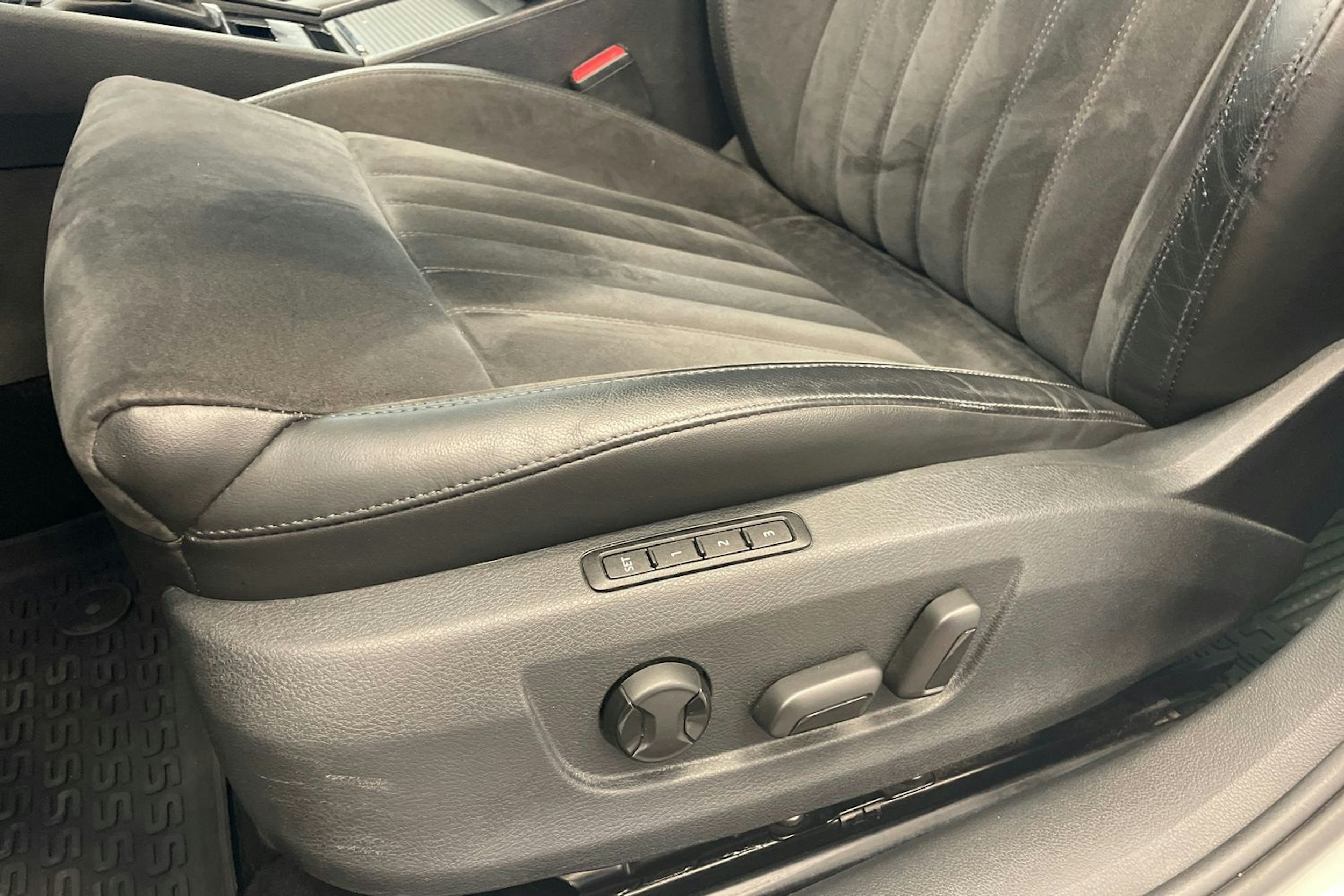 Valkoinen Skoda Superb 2019 kuva 17.