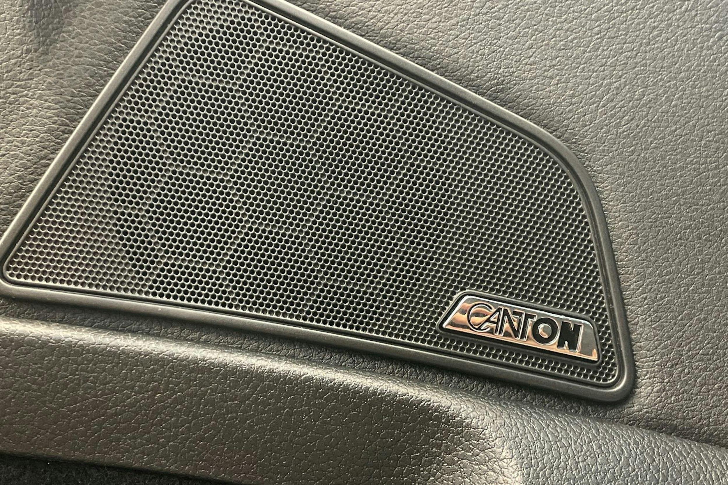 Valkoinen Skoda Superb 2019 kuva 18.