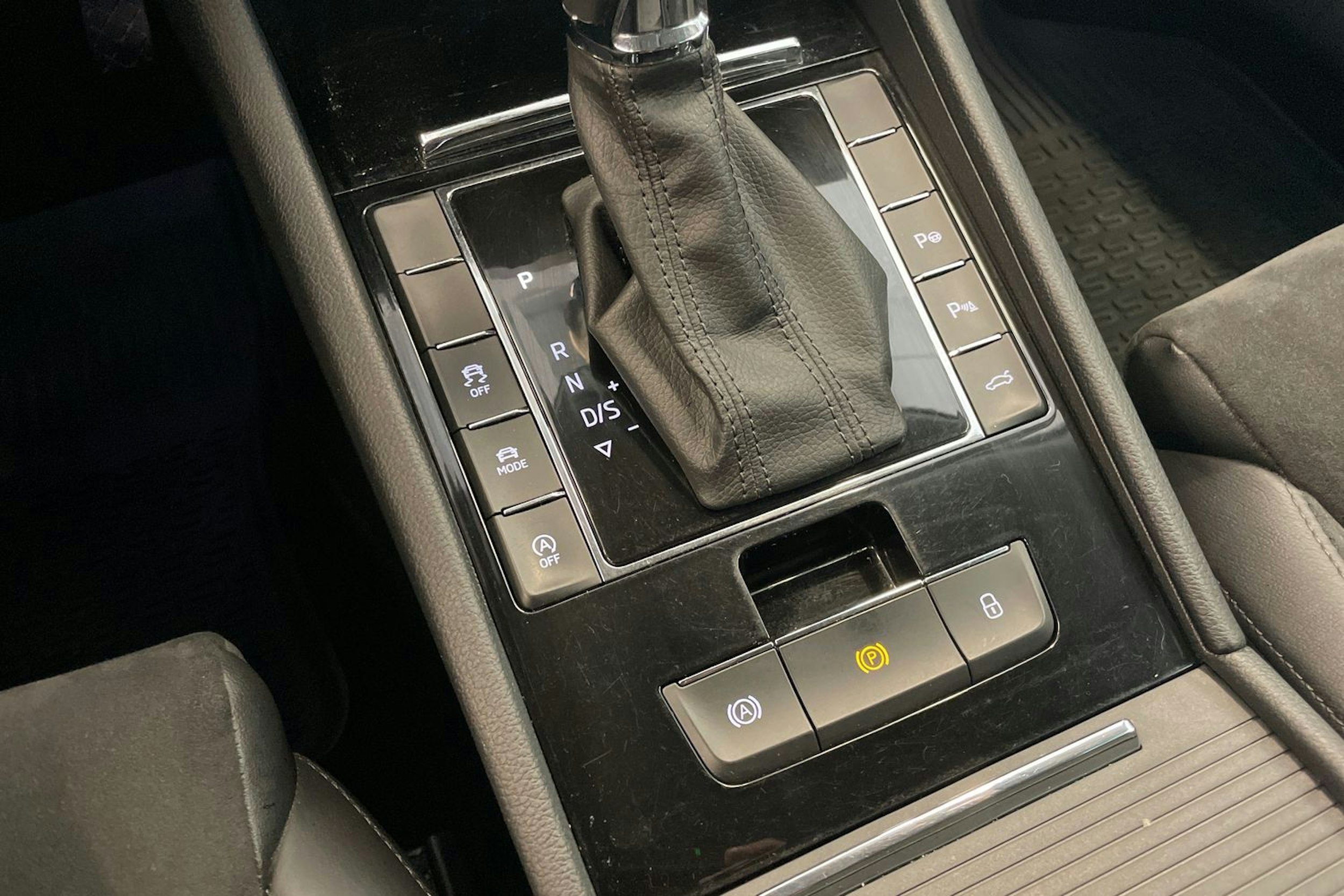 Valkoinen Skoda Superb 2019 kuva 19.
