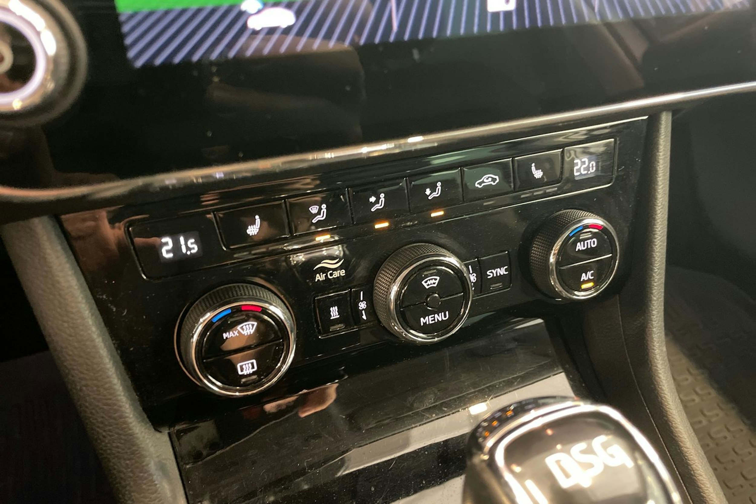Valkoinen Skoda Superb 2019 kuva 20.