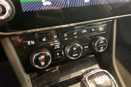 Valkoinen Skoda Superb 2019 kuva 20.